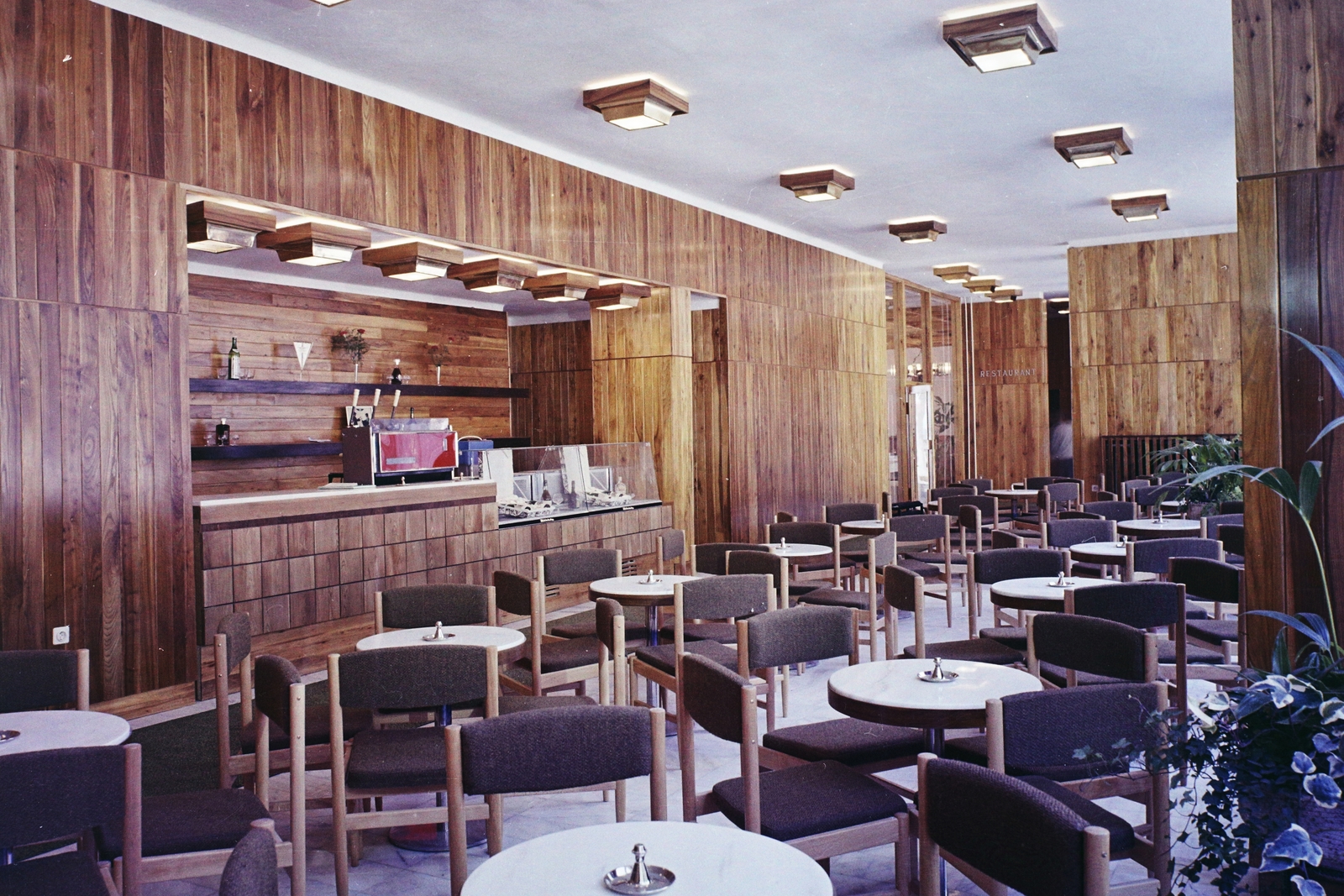 Hungary,Danube Bend, Visegrád, Hotel Silvanus, eszpresszó., 1971, Bauer Sándor, colorful, espresso, ashtray, coffee maker, coffee machine, Fortepan #112600