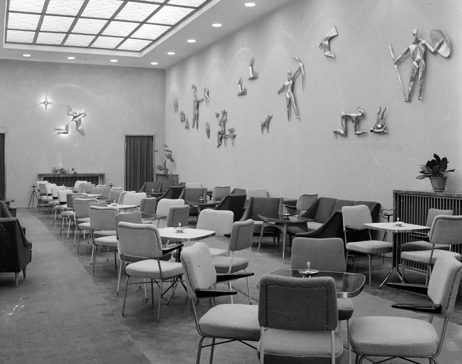 Hungary, Budapest VII., Rákóczi út 58. Metropol szálló, eszpresszó. A falon Megyeri Barna szobrászművész 1960-ban készült figurális díszei., 1960, Bauer Sándor, hall, Budapest, Fortepan #112607