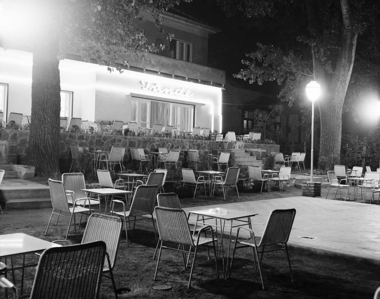 Hungary,Lake Balaton, Siófok, Tünde szálló és étterem., 1963, Bauer Sándor, lamp post, Fortepan #112614