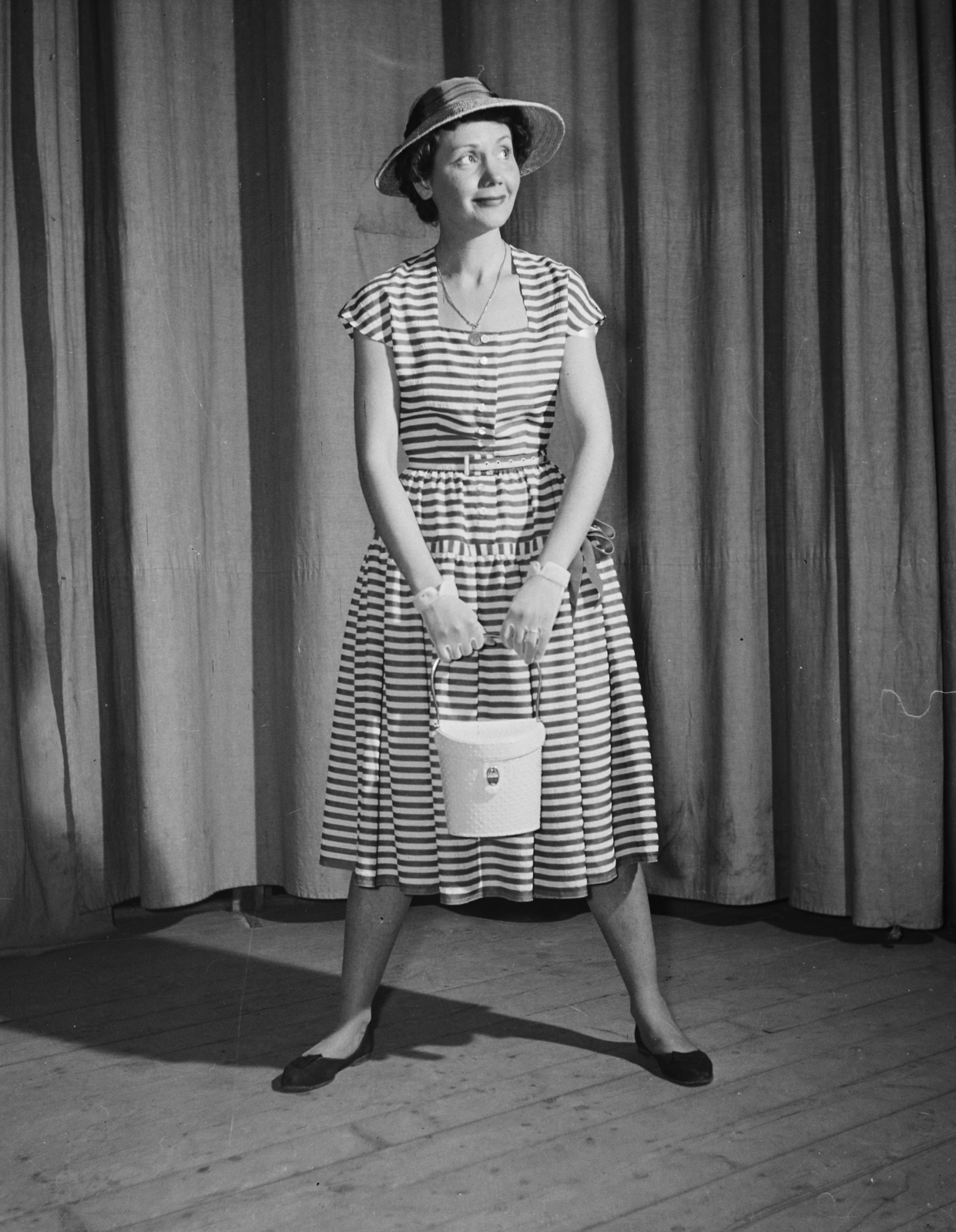 Hungary, Vitéz Eszter manöken., 1957, Bauer Sándor, fashion, spreading, fashion photography, Fortepan #112619