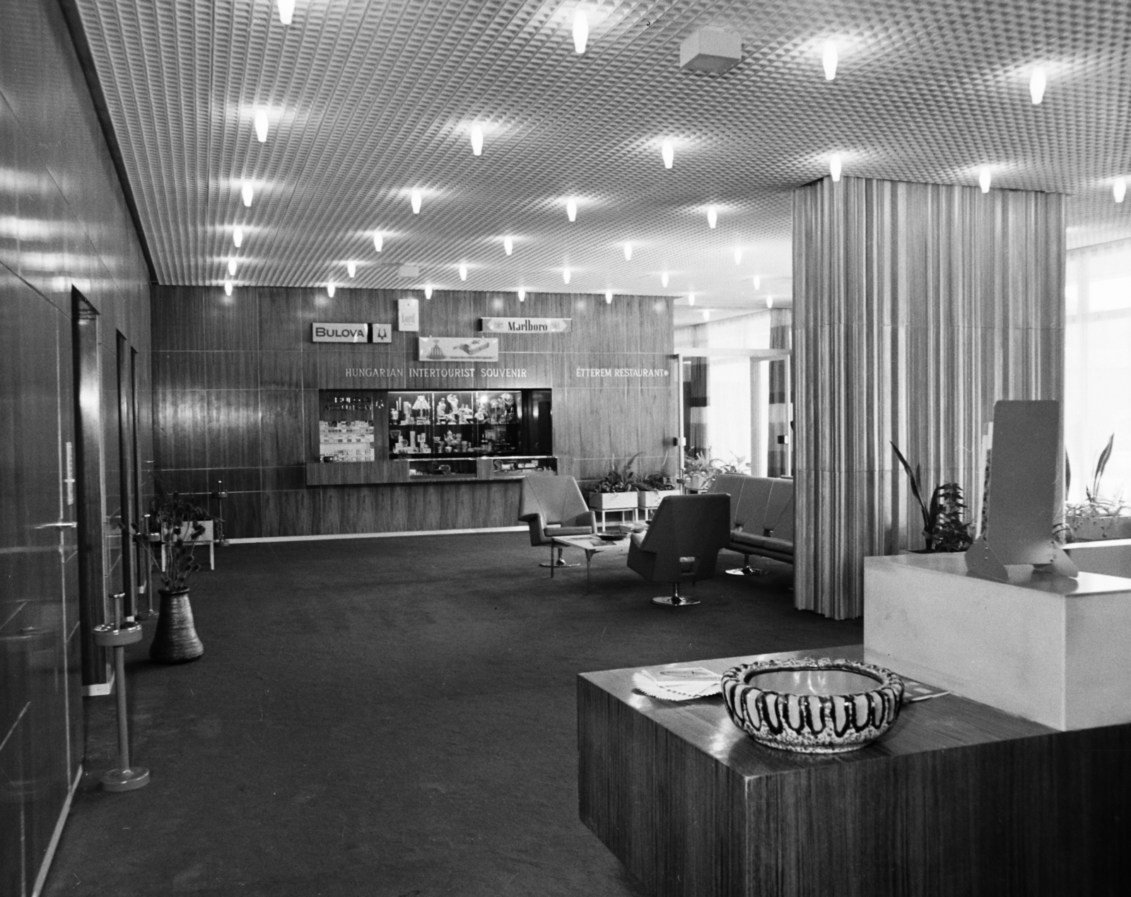 Hungary, Székesfehérvár, Hotel Alba Regia, hall, ajándékbolt., 1972, Bauer Sándor, Fortepan #112642