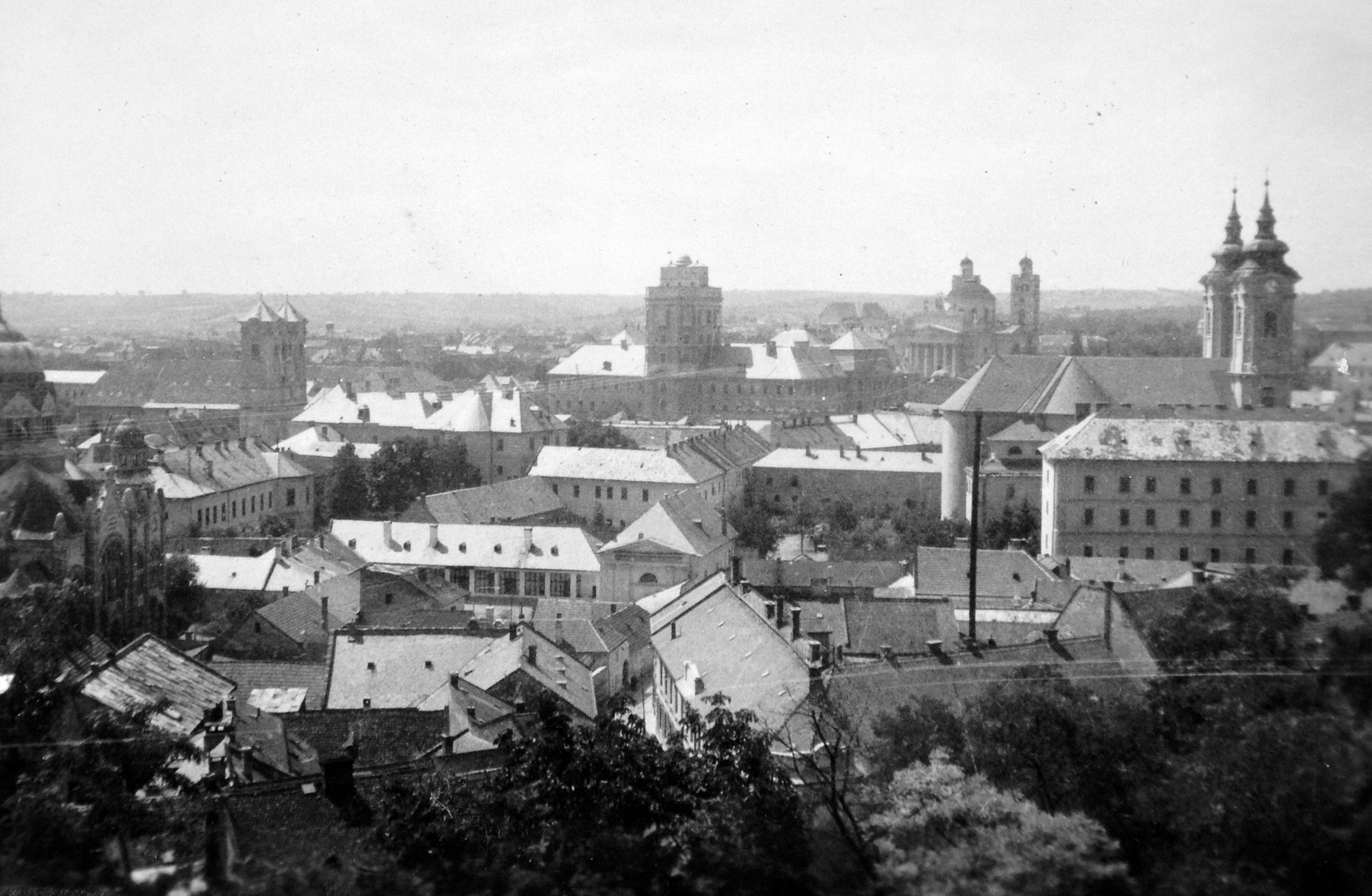 Magyarország, Eger, balról a zsinagóga, a Ferences templom a Kossuth utcában, a Líceum és a Főszékesegyház, a Minorita templom a Dobó István (Kossuth) téren., 1937, Gyöngyi, templom, zsinagóga, Bazilika, látkép, barokk-stílus, kilátás, középület, klasszicizmus, zsidóság, székesegyház, Hild József-terv, eklektikus építészet, Ferences rend, Josef Ignaz Gerl-terv, Fellner Jakab-terv, Grossmann József-terv, Baumhorn Lipót-terv, Giovanni Battista Carlone-terv, Nitsman János-terv, Fortepan #11265