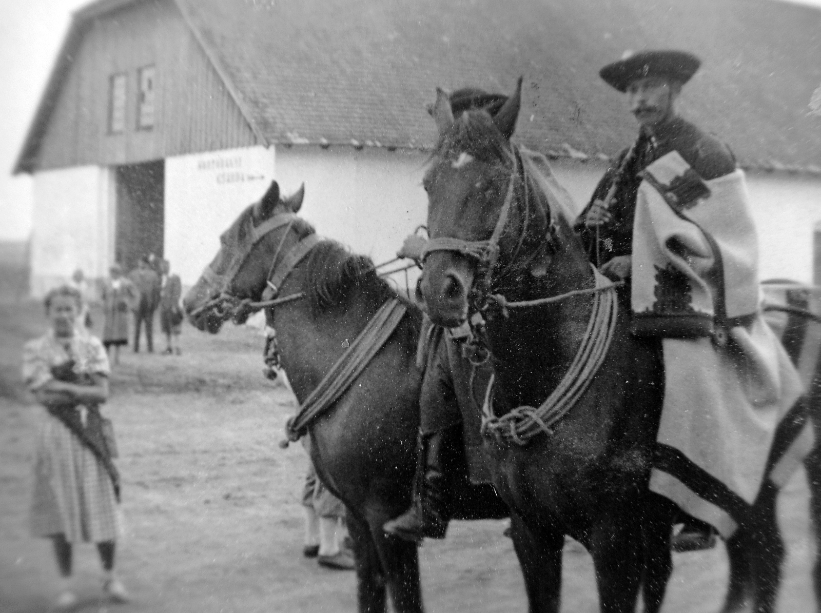 Hungary, Hortobágy, Hortobágyi kirándulás., 1937, Gyöngyi, hat, horse, folk costume, archaic mantle, saddle, wrangler, lasso, tether, Fortepan #11267