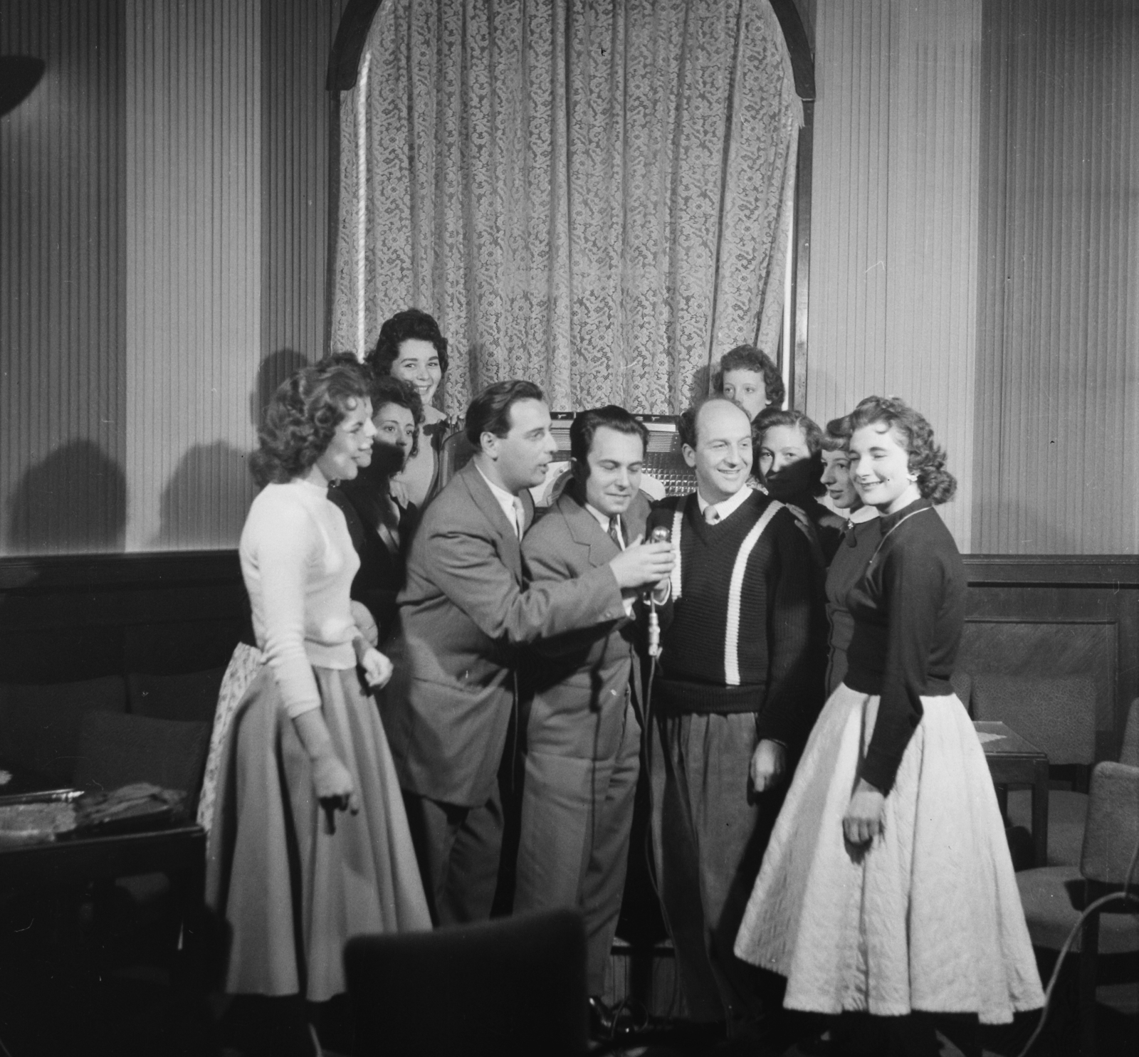 Hungary, Budapest V., Váci utca 7., Anna presszó. Középen a riporterek Herskovits Pál, Vitray Tamás és Brachfeld Siegfried., 1958, Bauer Sándor, celebrity, tableau, microphone, interior, Budapest, photo aspect ratio: square, Fortepan #112674