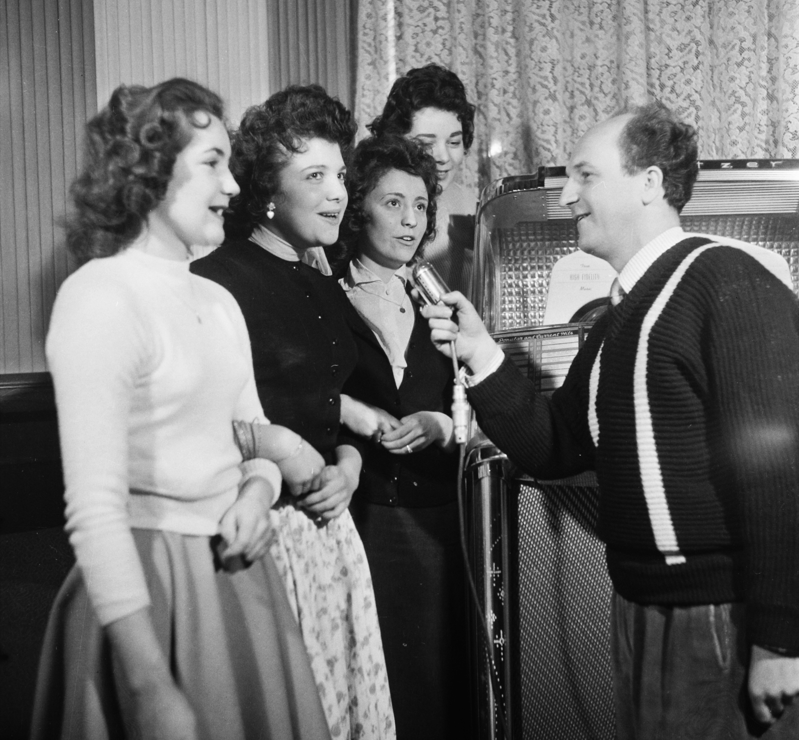 Hungary, Budapest V., Váci utca 7., Anna presszó. A "riporter" Brachfeld Siegfried konferanszié., 1958, Bauer Sándor, celebrity, microphone, Budapest, Wurlitzer-brand, photo aspect ratio: square, Fortepan #112675