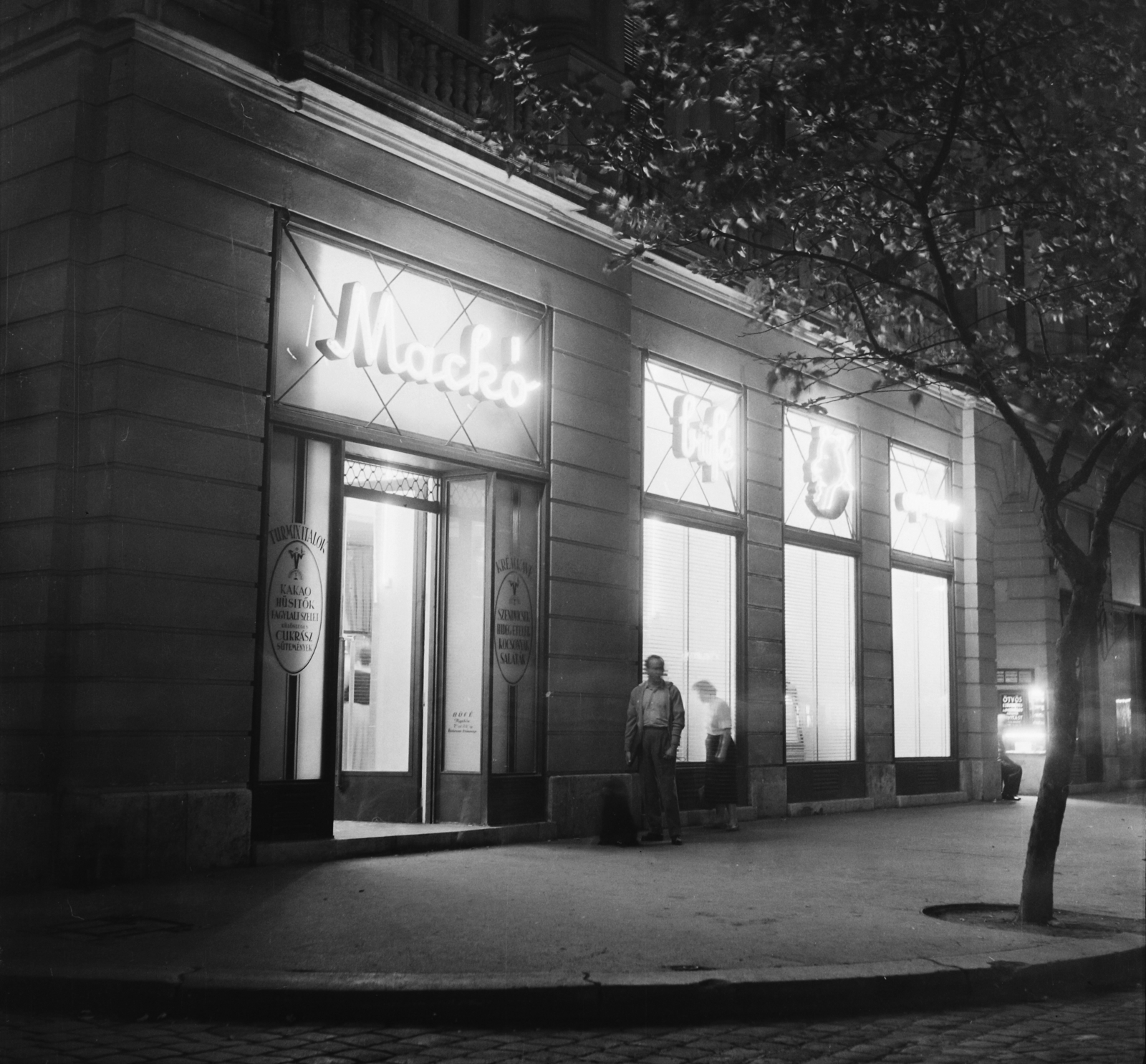 Magyarország, Budapest VIII., Rákóczi út 9., Puskin utca sarok, Mackó büfé., 1959, Bauer Sándor, neonreklám, kockakő, neon felirat, Budapest, Mackó Büfé, Fortepan #112683