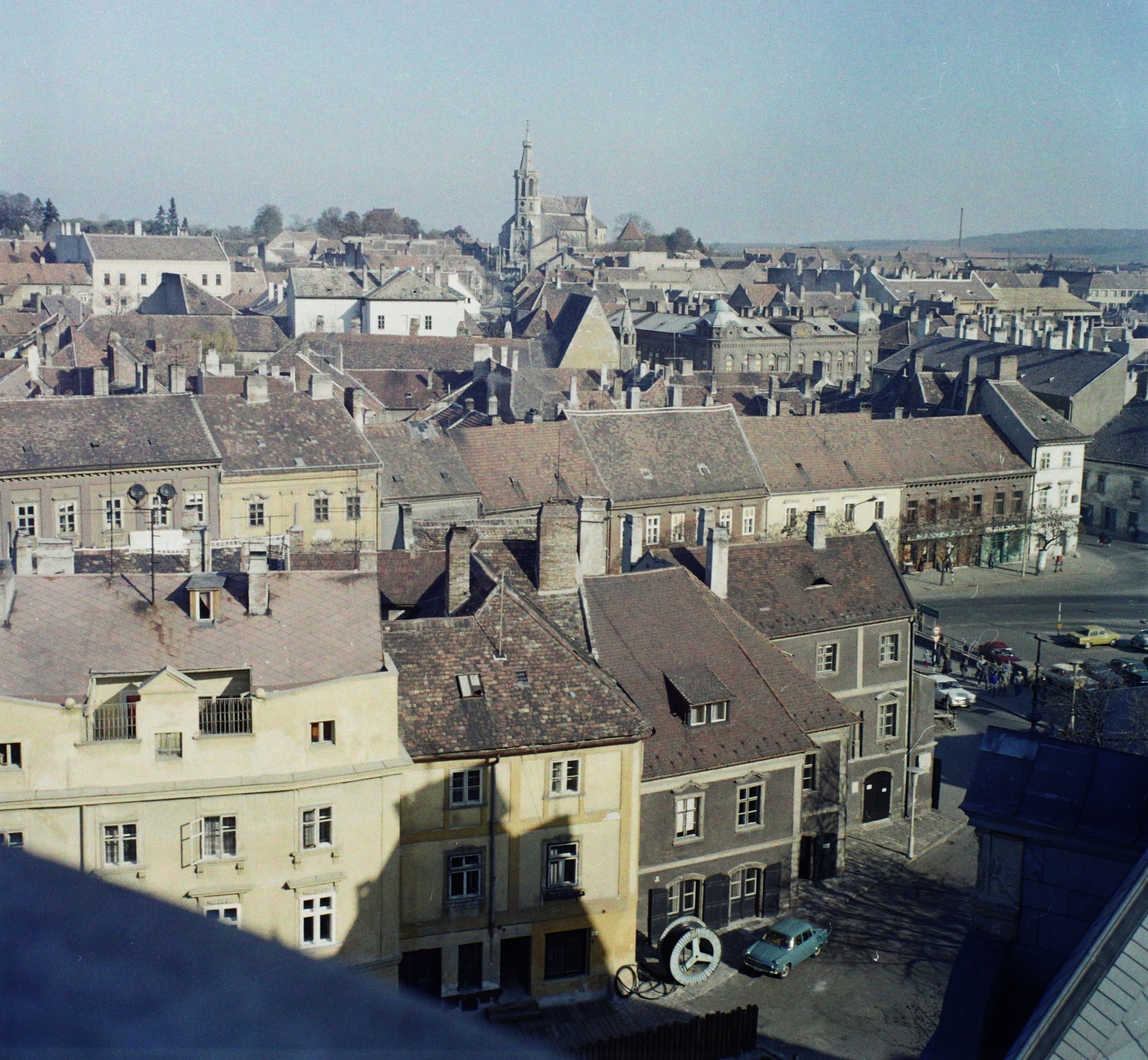 Hungary, Sopron, kilátás a Tűztoronyból az Előkapu és a Várkerület (Lenin körút) felé, háttérben a Szent Mihály-templom., 1973, Bauer Sándor, colorful, picture, Fortepan #112692