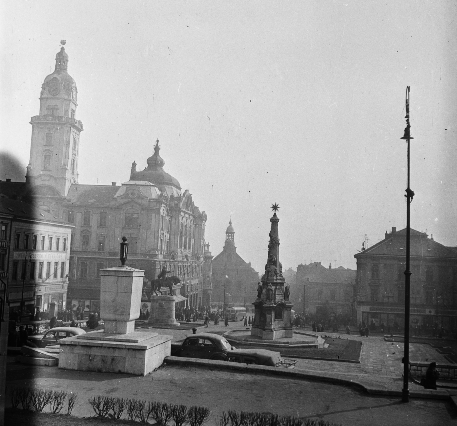 Hungary, Pécs, Széchenyi tér a Dzsámi elöl a Városháza felé nézve, előtérben az Örökmécses., 1957, Bauer Sándor, street view, lamp post, public building, horse sculpture, Holy Trinity Statue, eternal light, Pál Pátzay-sculpture, Fortepan #112694