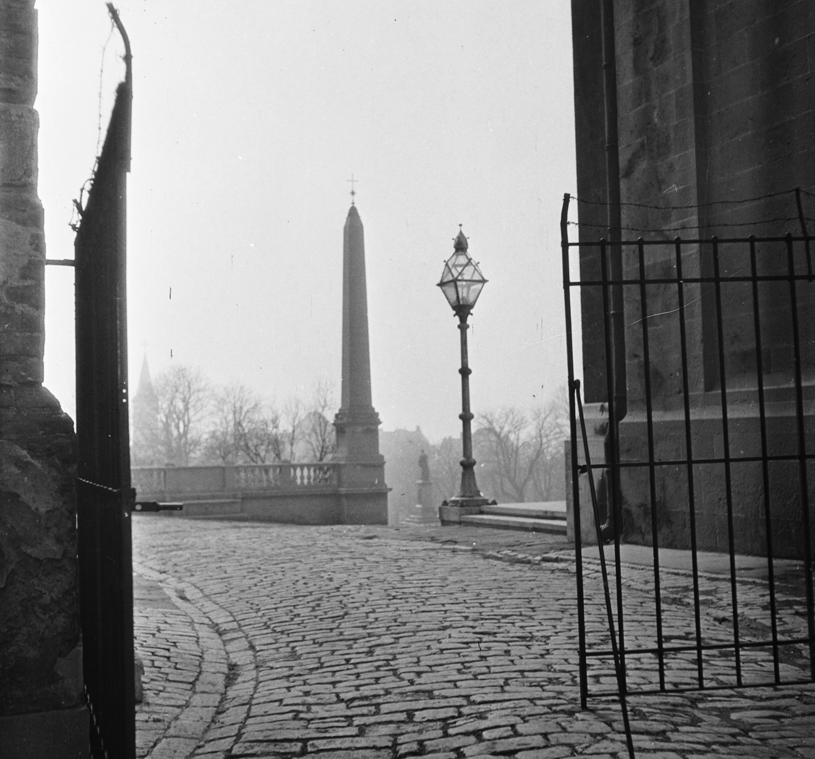Hungary, Pécs, Dóm tér, jobbra a székesegyház, előtte Szepessy Ignác szobra. Távolban balra a Miasszonyunk Zárdatemplom tornya látszik., 1957, Bauer Sándor, cross, bishop's palace, Cathedral, decorative lamps, capital, balustrade, Fortepan #112697