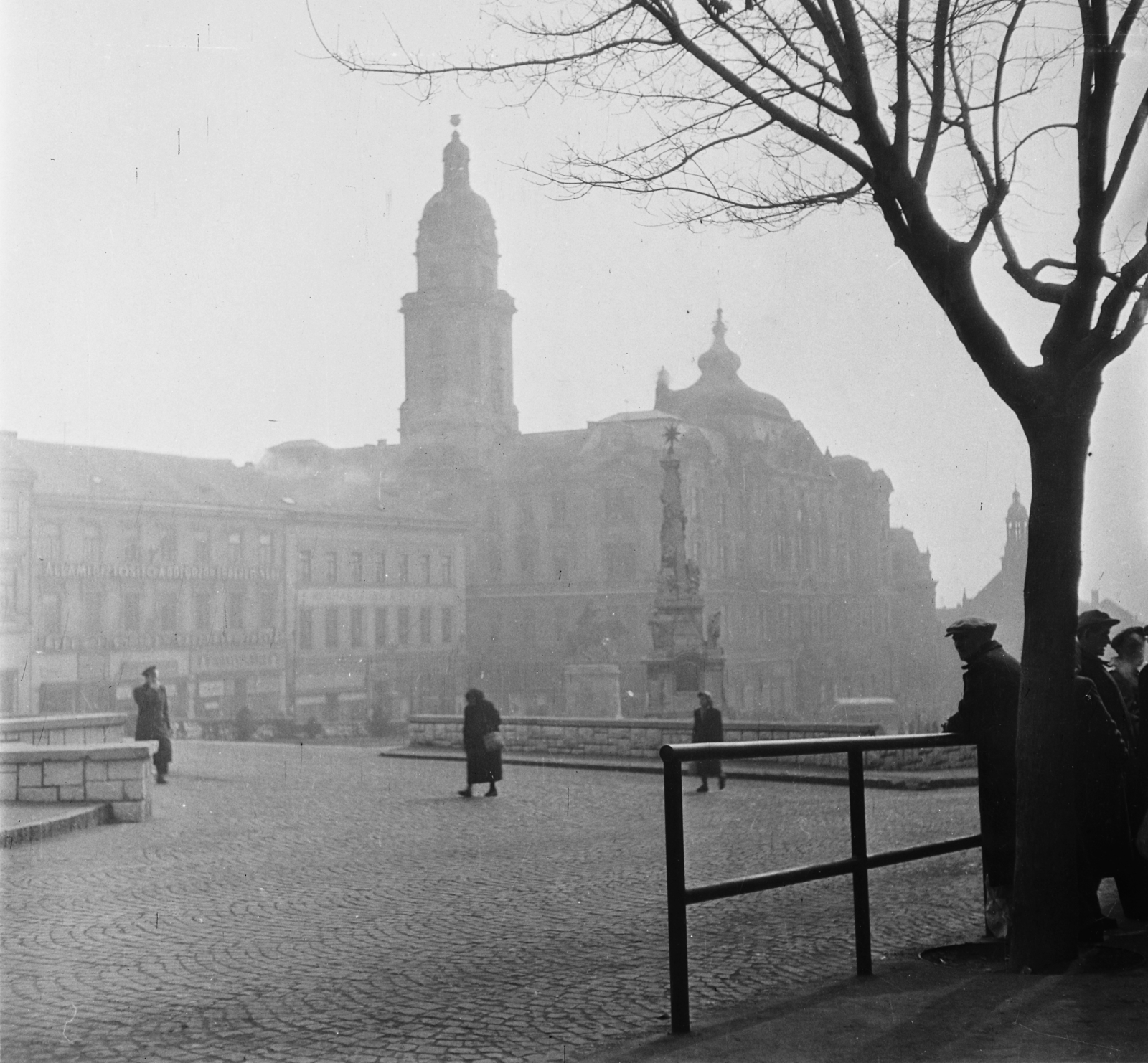 Magyarország, Pécs, Széchenyi tér, háttérben a Városháza., 1957, Bauer Sándor, utcakép, életkép, kockakő, középület, szentháromság szobor, Fortepan #112700