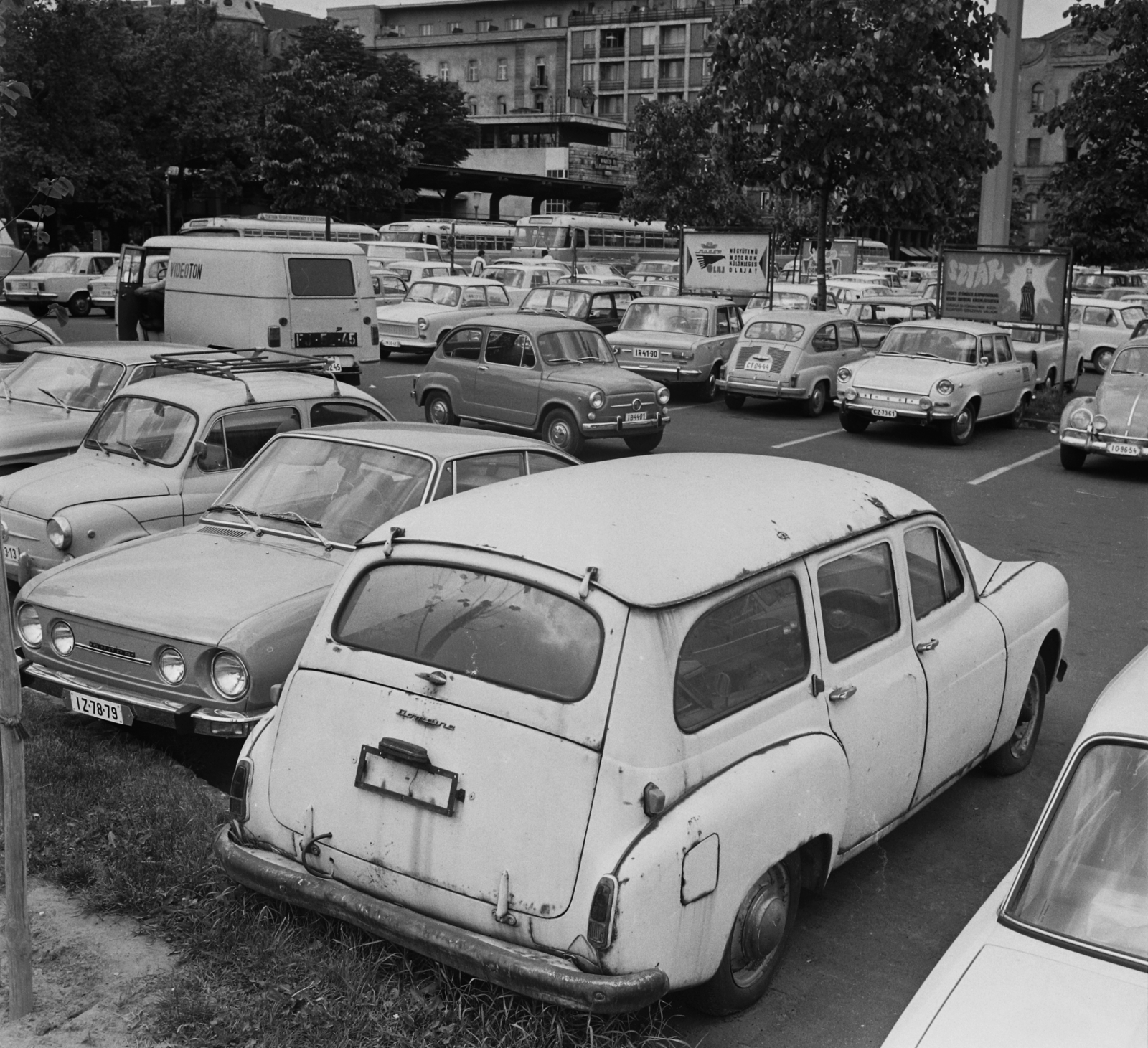 Hungary, Budapest V., Erzsébet (Engels) téri parkoló. Balra a VOLÁNBUSZ pályaudvar, háttérben középen a Hercegprímás (Alpári Gyula) utca torkolata., 1974, Bauer Sándor, Skoda-brand, wreck, number plate, Volkswagen Beetle, Budapest, Fortepan #112707