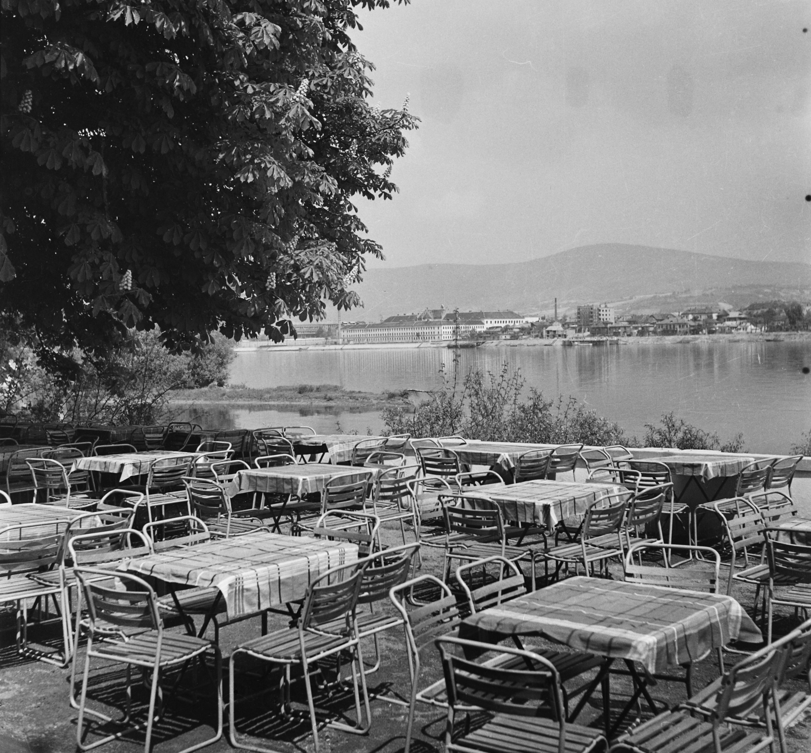 Hungary, Tahitótfalu, a Pokol csárda terasza, a Duna túlpartján Vác, balra a börtön., 1961, Bauer Sándor, Fortepan #112727