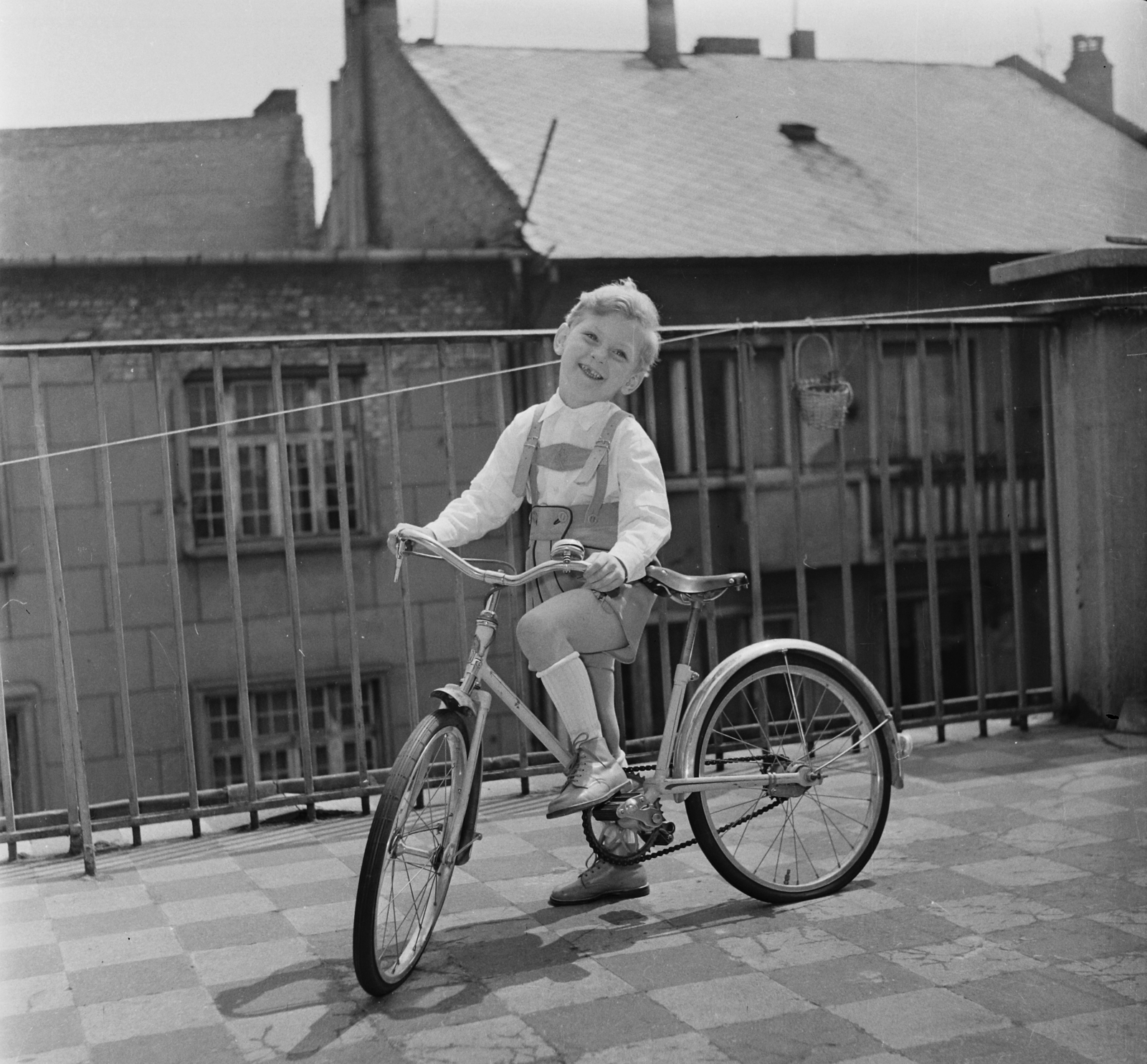 Hungary, Budapest XIII., a felvétel a Visegrádi utca 38. egyik VI. emeleti lakásának tetőteraszán készült., 1963, Bauer Sándor, bicycle, smile, kid, kid, Budapest, Fortepan #112732