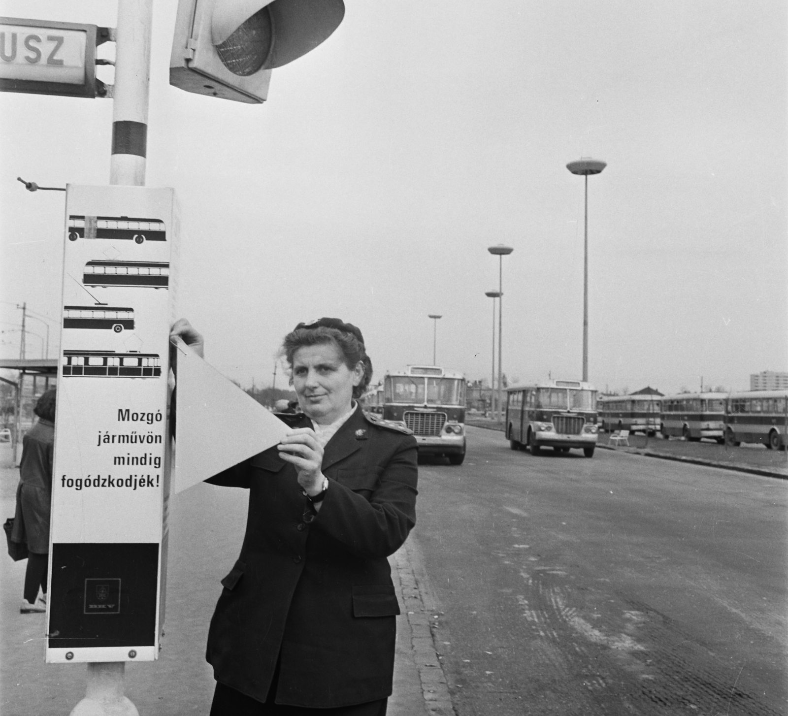 Hungary, Budapest XIV., Örs vezér tere, buszvégállomás a forgalomirányító gomba felől nézve. Szemben még nem épült fel a teret lezáró tízemeletes házsor., 1970, Bauer Sándor, label, Ikarus 620, Budapest, UFO lamp, bus stop, Fortepan #112737