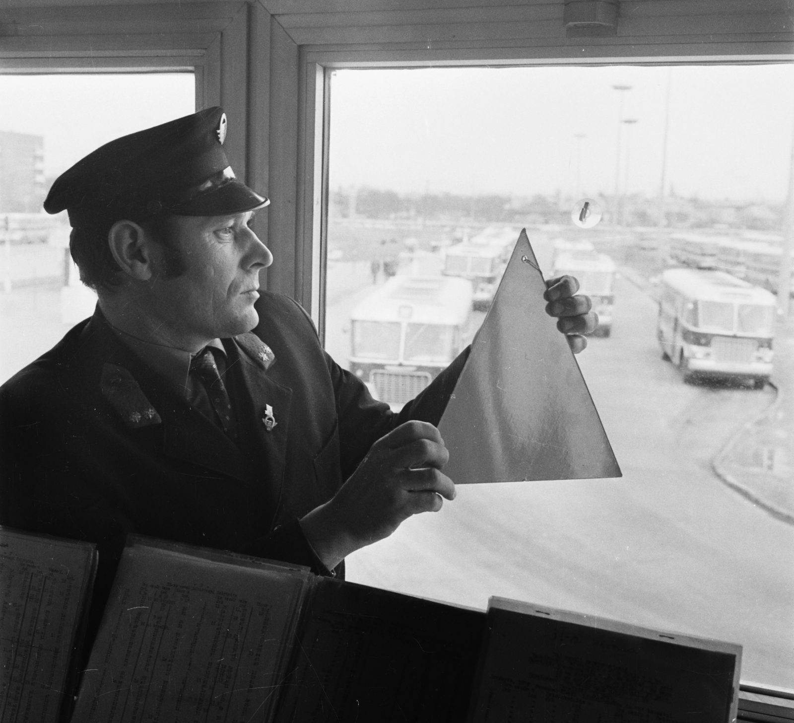 Hungary, Budapest XIV., Örs vezér tere, buszvégállomás a forgalomirányító gombából nézve. A háttérben bal oldalon a Bánki Donát utca sarkán álló ház látszik. Szemben még nem épült fel a teret lezáró tízemeletes házsor., 1970, Bauer Sándor, Ikarus 620, Budapest, Fortepan #112738