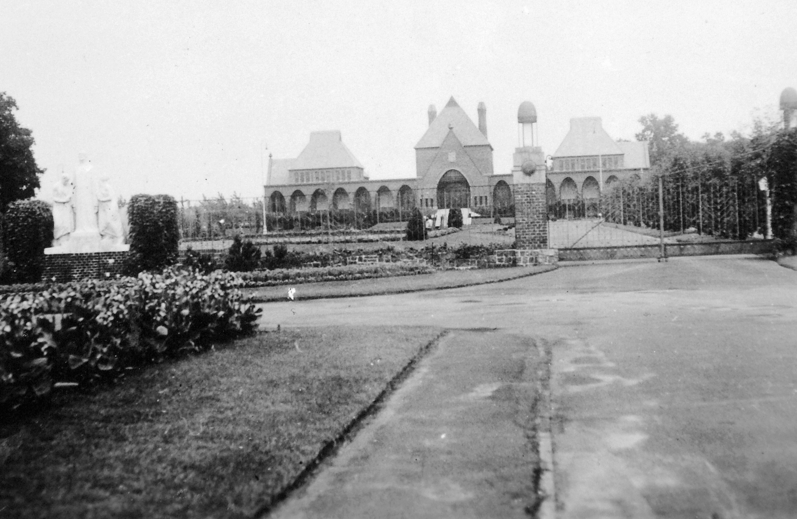 Hungary, Debrecen, Nagyerdei Köztemető. Bal oldalon a három alakos Krisztus-szobor (Némethy László, 1931.)., 1937, Gyöngyi, gate, sculpture, Secession, cemetery, sculptural group, Jesus Christ-portrayal, Fortepan #11274