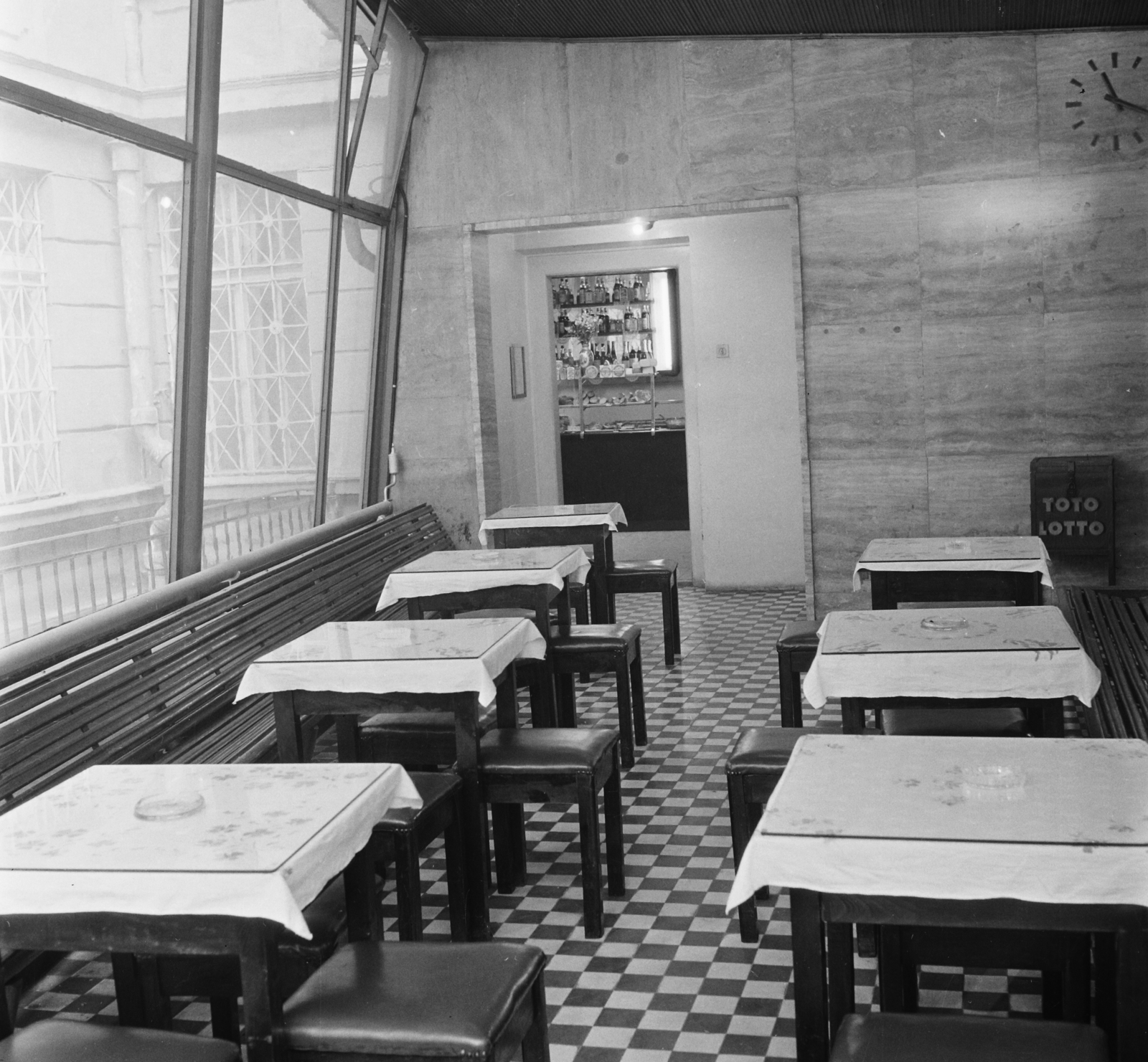 Hungary, Budapest VIII., a Bródy Sándor utca 5-7. udvara, a Magyar Rádió büféje, a Pagoda., 1960, Bauer Sándor, Budapest, Hungarian Radio, Fortepan #112750