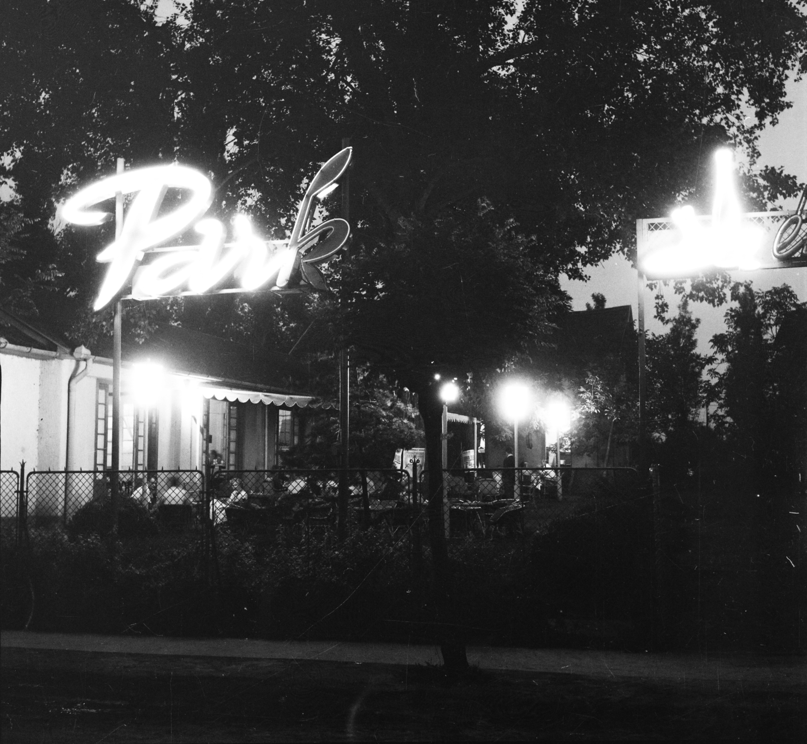 Hungary, Balatonlelle, Honvéd (Táncsics Mihály) utca 27., Park étterem és Hotel., 1959, Bauer Sándor, restaurant, night, fence, Haidekker-brand, neon sign, Fortepan #112774