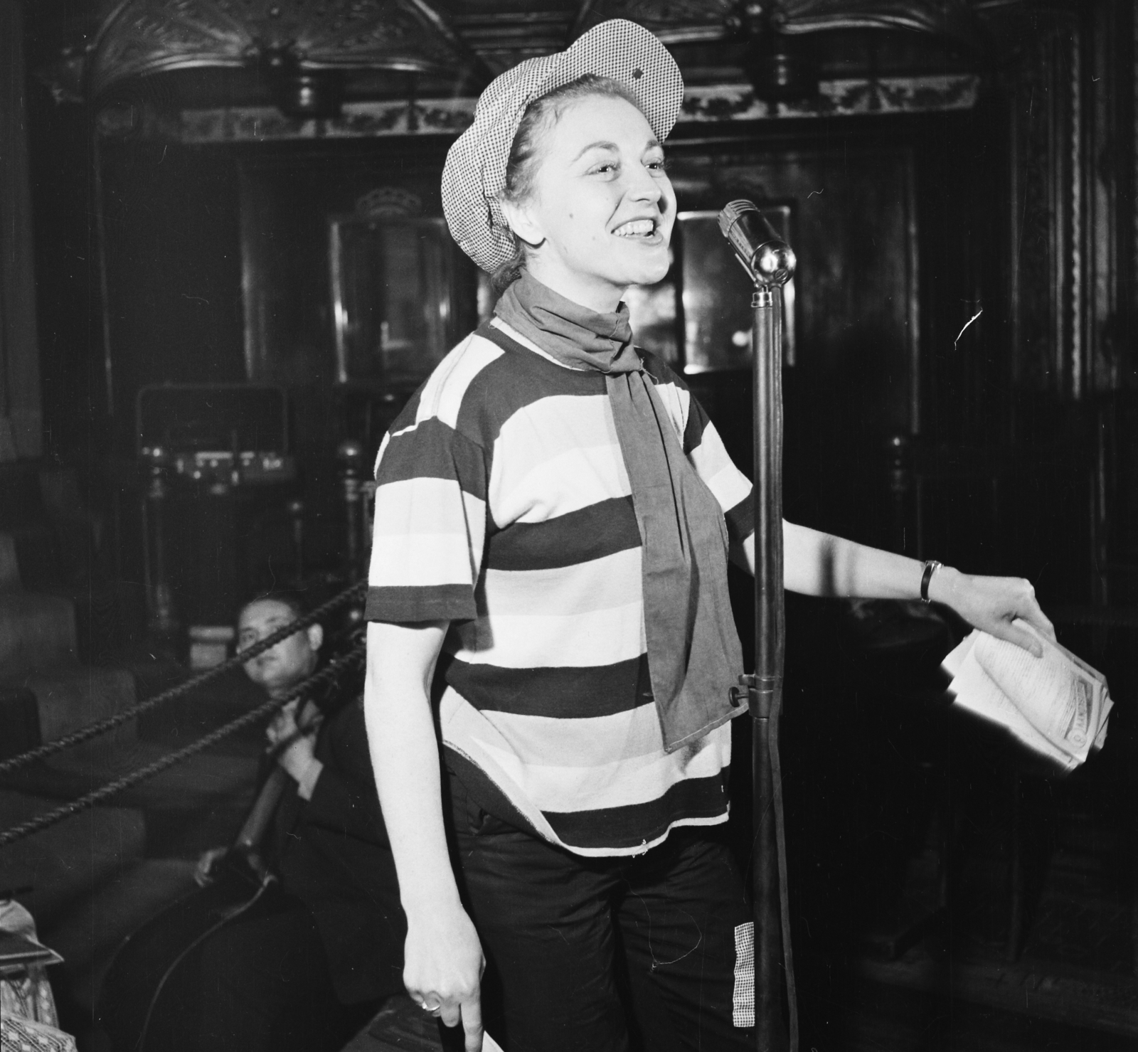 Hungary, Budapest VI., Nagymező utca 17., Budapest Táncpalota (Moulin Rouge). Sárosi Katalin táncdalénekesnő., 1959, Bauer Sándor, Budapest, microphone stand, paperboy, Fortepan #112798