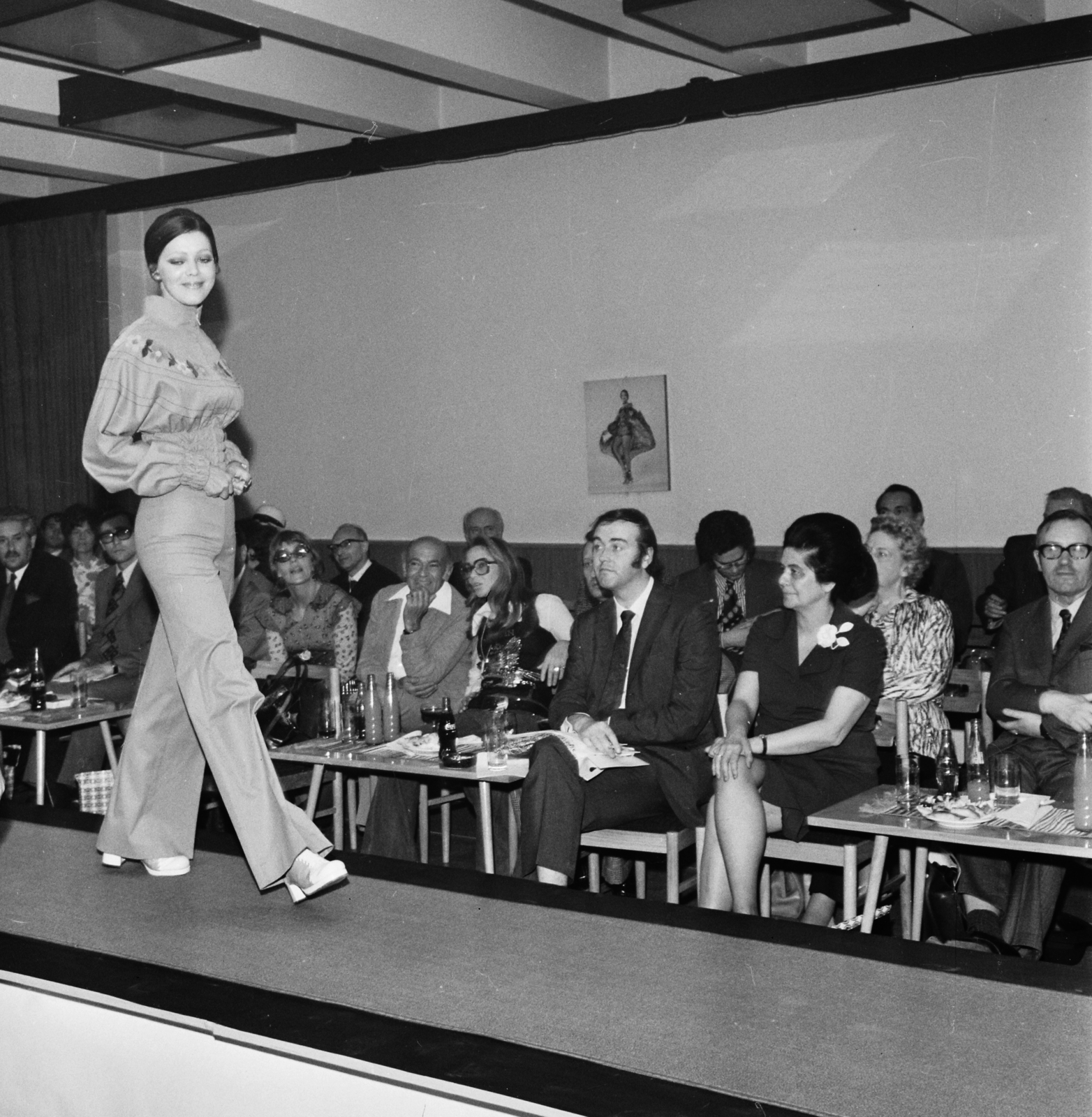 Hungary, A kifutón Felkai Anikó manöken., 1973, Bauer Sándor, international fair, fashion show, Fortepan #112815