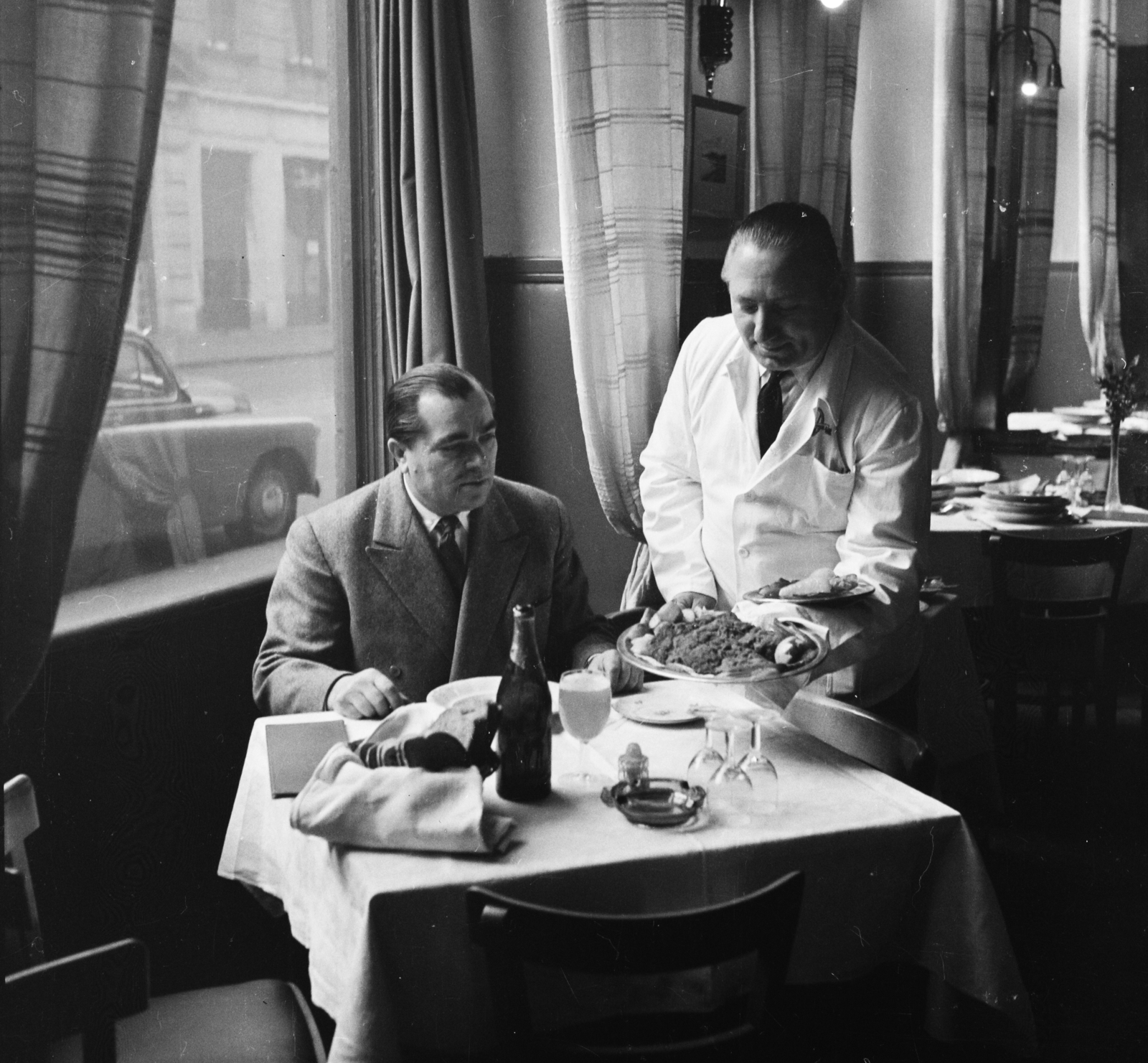 Hungary, Budapest VIII., Üllői út 6., Badacsony étterem., 1961, Bauer Sándor, restaurant, waiter, Budapest, Fortepan #112824