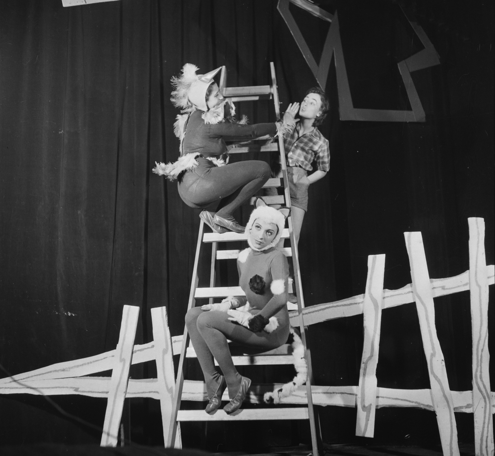1964, Bauer Sándor, costume, stage, sitting on a ladder, Fortepan #112831