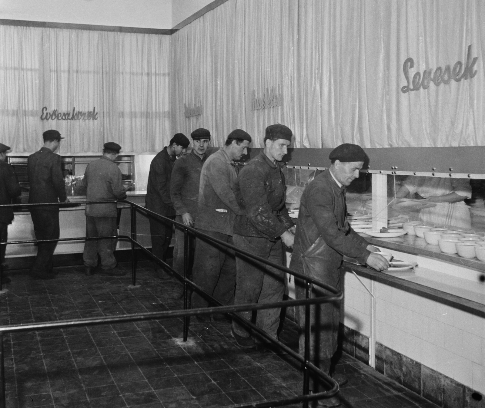 Magyarország, Budapest XVI., Margit utca, az IKARUS gyár étterme., 1961, Bauer Sándor, üzemi konyha, önkiszolgáló, Budapest, Fortepan #112840