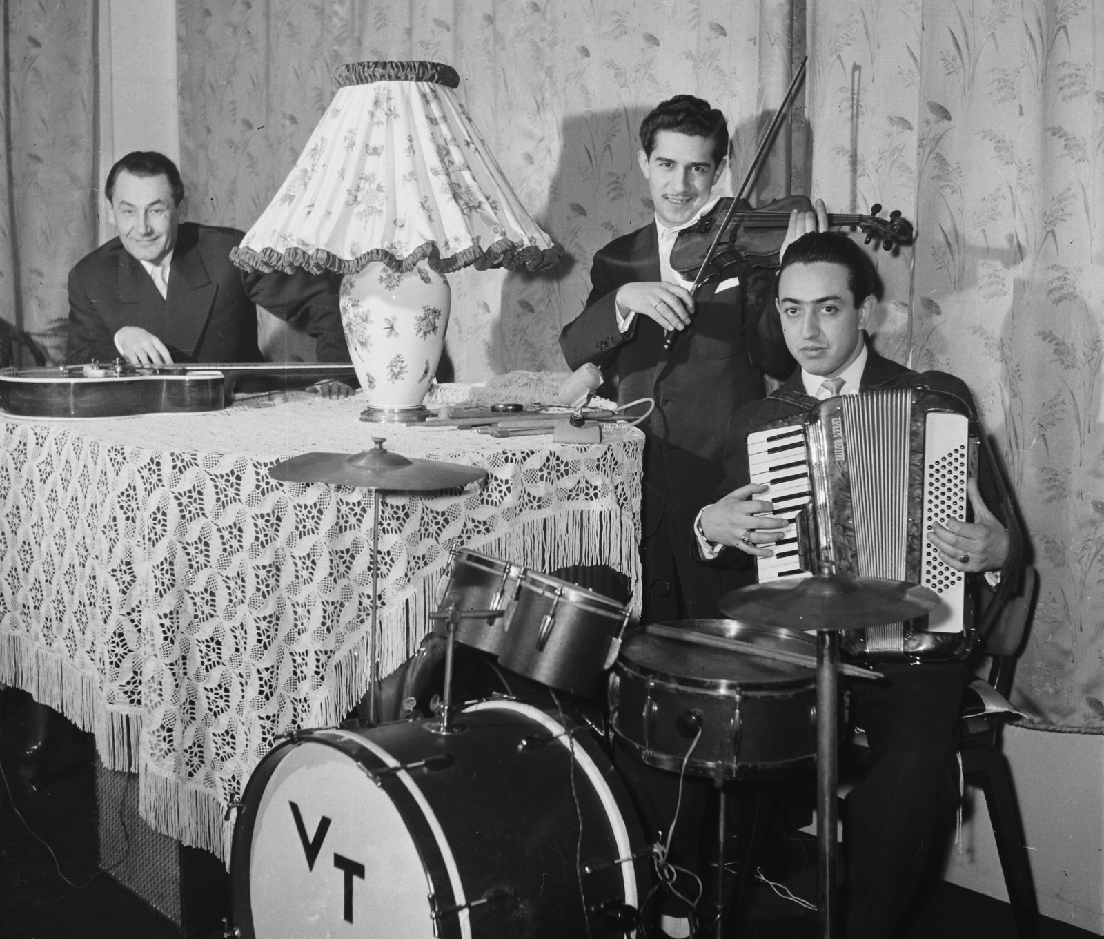 Hungary, Budapest VII., Városligeti (Gorkij) fasor 35/b, Moszkva étterem. Váradi Tibor harmonikaművész és együttese, a zongoránál Opolczer József, hegedűvel Virág József., 1959, Bauer Sándor, men, band, musician, violin, accordion, guitar, drum, Budapest, cymbal, Fortepan #112845