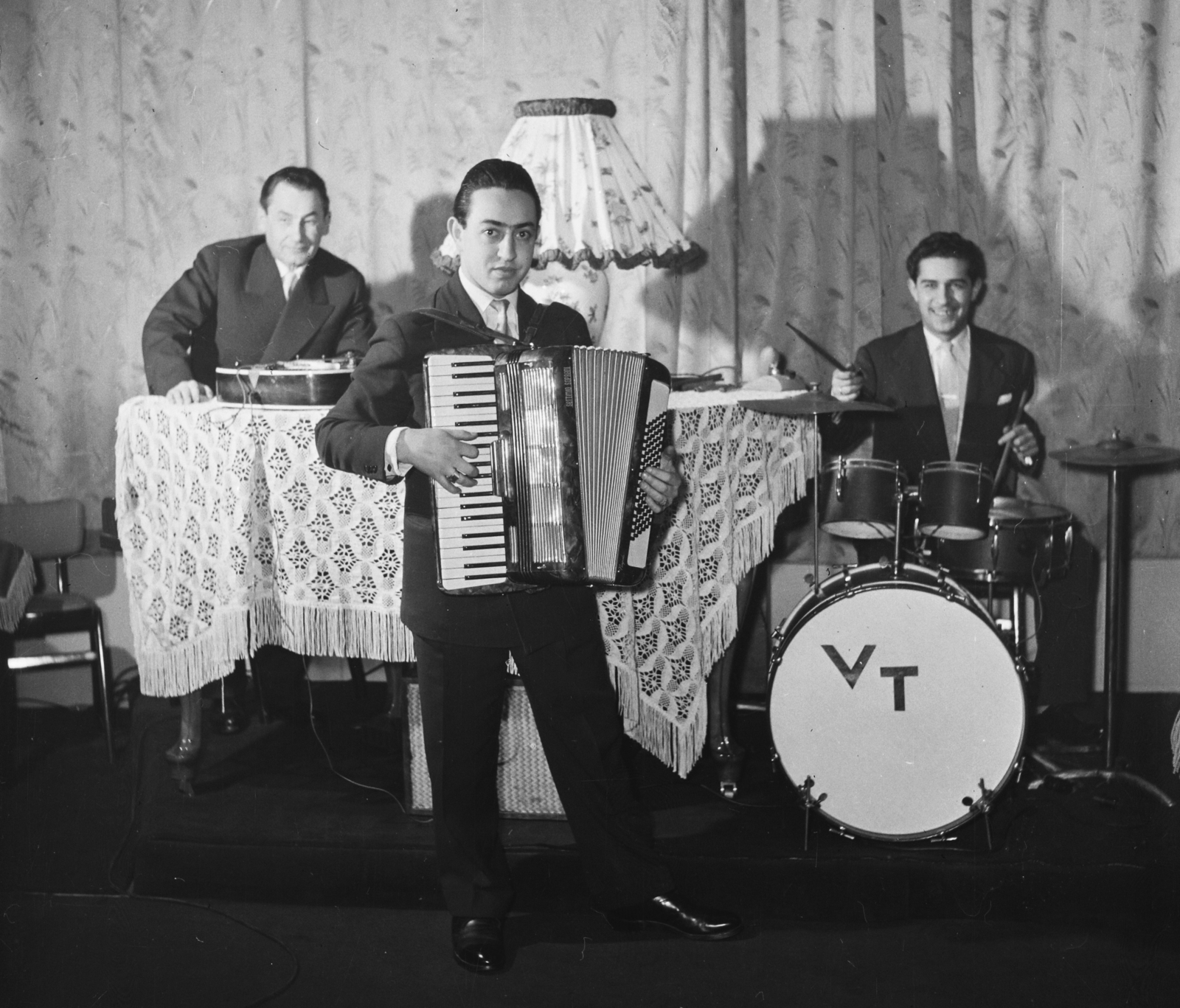 Hungary, Budapest VII., Városligeti (Gorkij) fasor 35/b, Moszkva étterem. Váradi Tibor harmonikaművész és együttese, a zongoránál Opolczer József, a dobnál Virág József., 1959, Bauer Sándor, band, musician, accordion, drum, Budapest, cymbal, Fortepan #112846