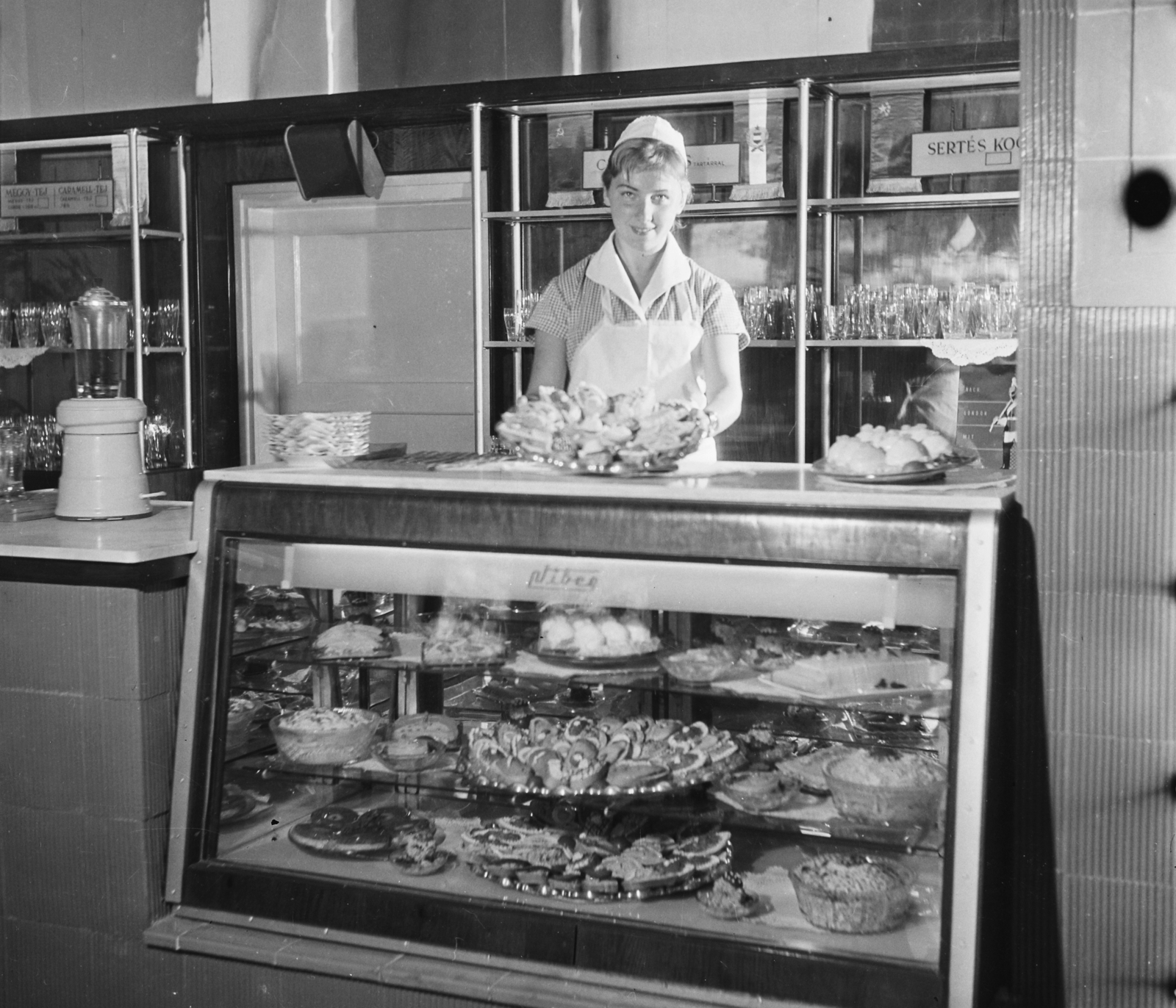 Hungary, Budapest VIII., Rákóczi út 9., Puskin utca sarok, Mackó büfé., 1959, Bauer Sándor, cabinet, Budapest, cold buffet, Fortepan #112877