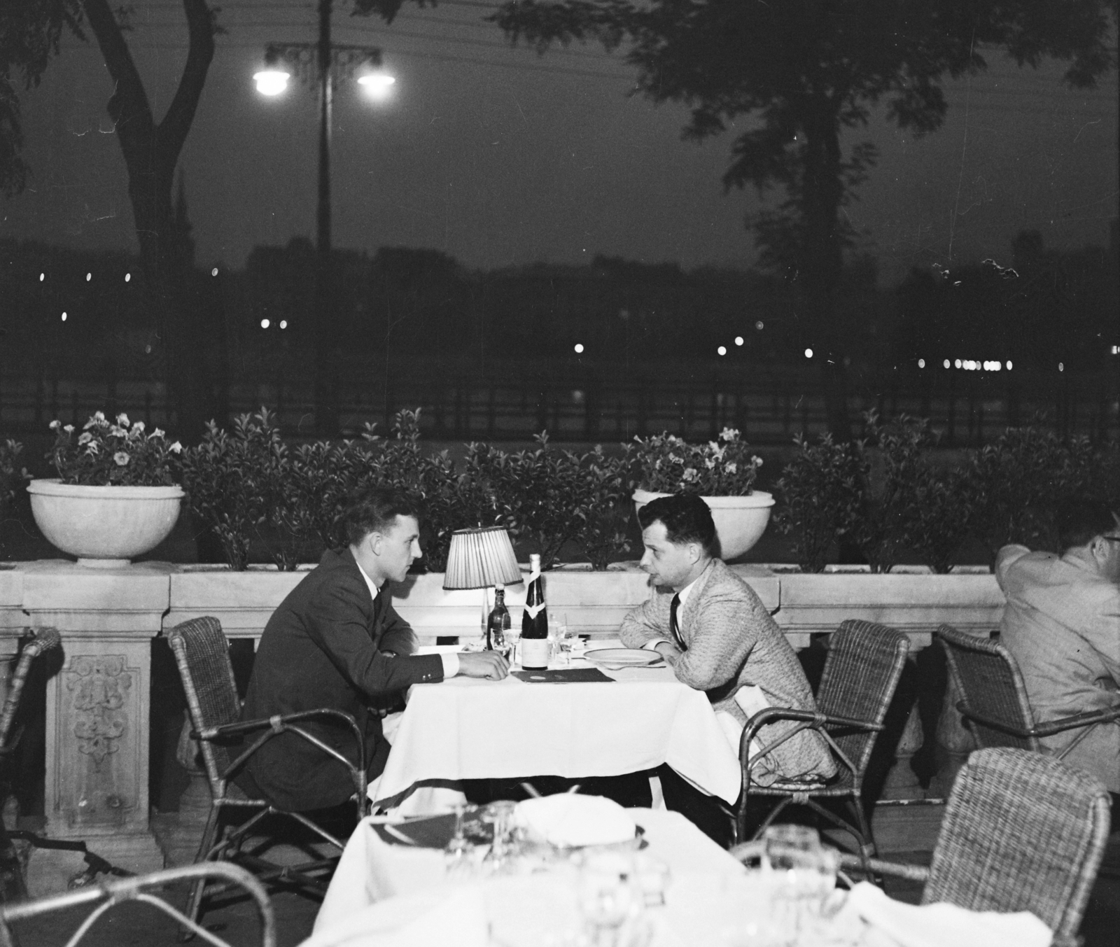 Magyarország, Budapest V., Dunakert a Duna Szálló déli falánál, a Dunakorzó és az Apáczai Csere János utca között., 1960, Bauer Sándor, vendéglő, kerthelyiség, Budapest, Fortepan #112881