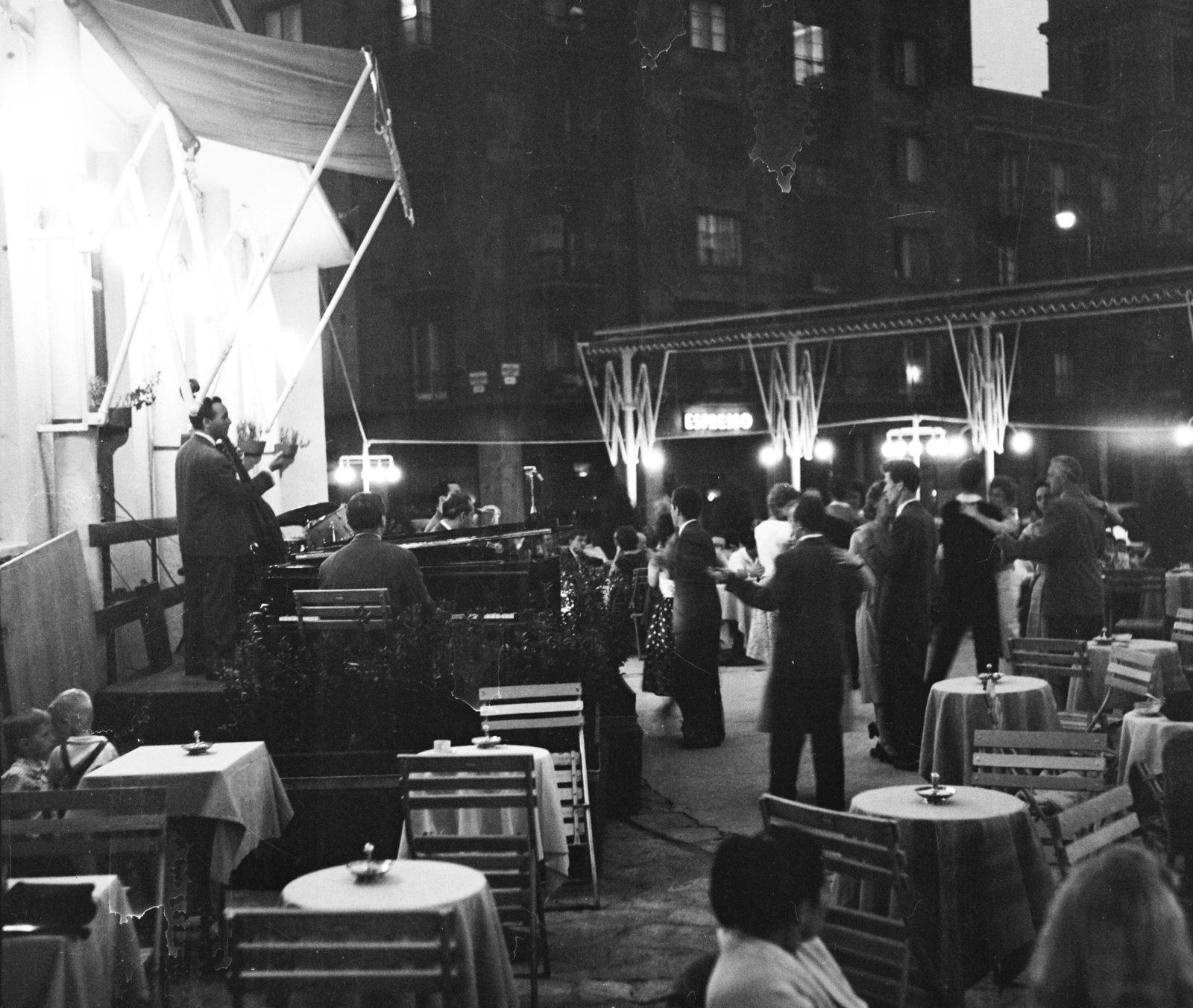 Hungary, Budapest V., Dunakert a Duna Szálló déli falánál, a Dunakorzó és az Apáczai Csere János utca között., 1960, Bauer Sándor, restaurant, dance, Budapest, Fortepan #112882