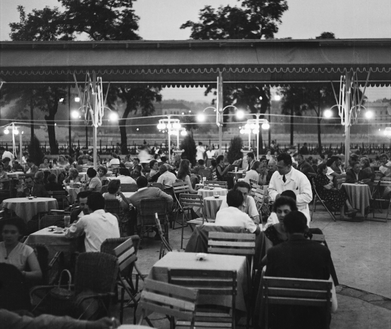 Hungary, Budapest V., Dunakert a Duna Szálló déli falánál, a Dunakorzó és az Apáczai Csere János utca között., 1960, Bauer Sándor, Budapest, Fortepan #112885