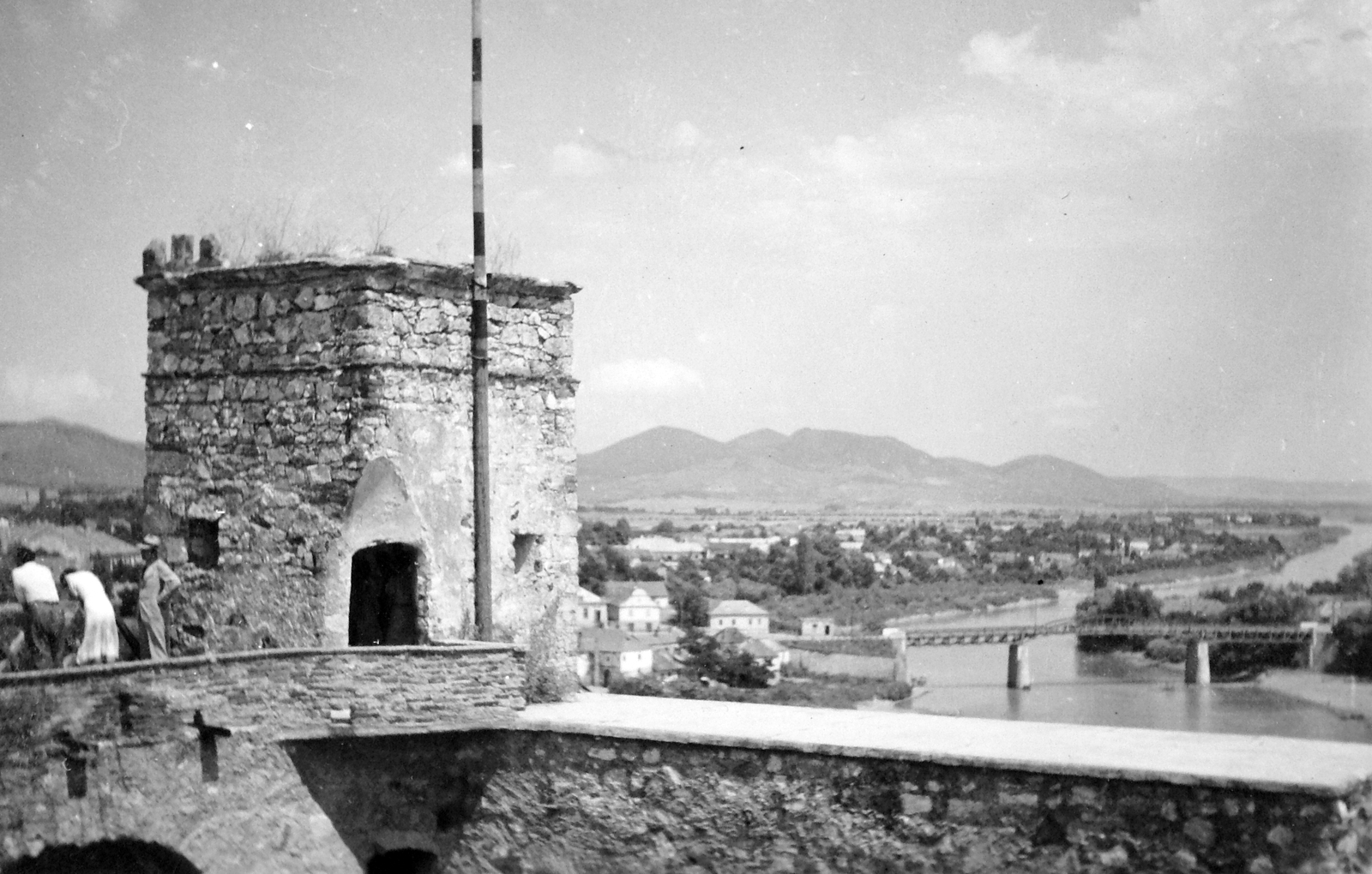 Hungary, Sárospatak, Rákóczi-vár, Vörös-torony, háttérben a Bodrog a városi híddal., 1936, Gyöngyi, bridge, museum, castle, Fortepan #11289