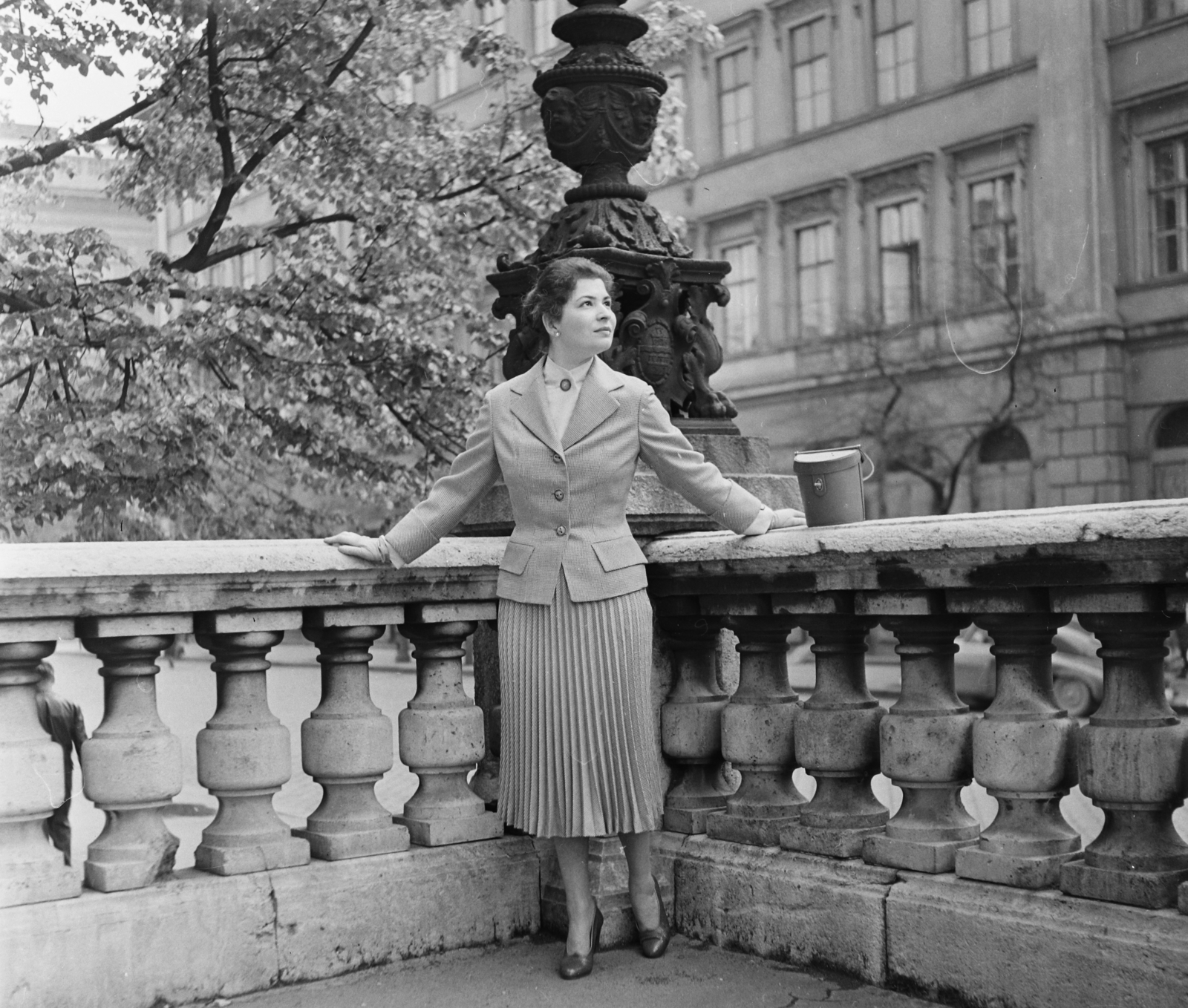 Hungary, Budapest V., Szent István tér, a felvétel a Szent István-bazilika északi oldalbejáratánál készült. Garabuczy Ágnes manöken., 1957, Bauer Sándor, fashion, pleated skirt, handbag, costume, Budapest, balustrade, Fortepan #112899