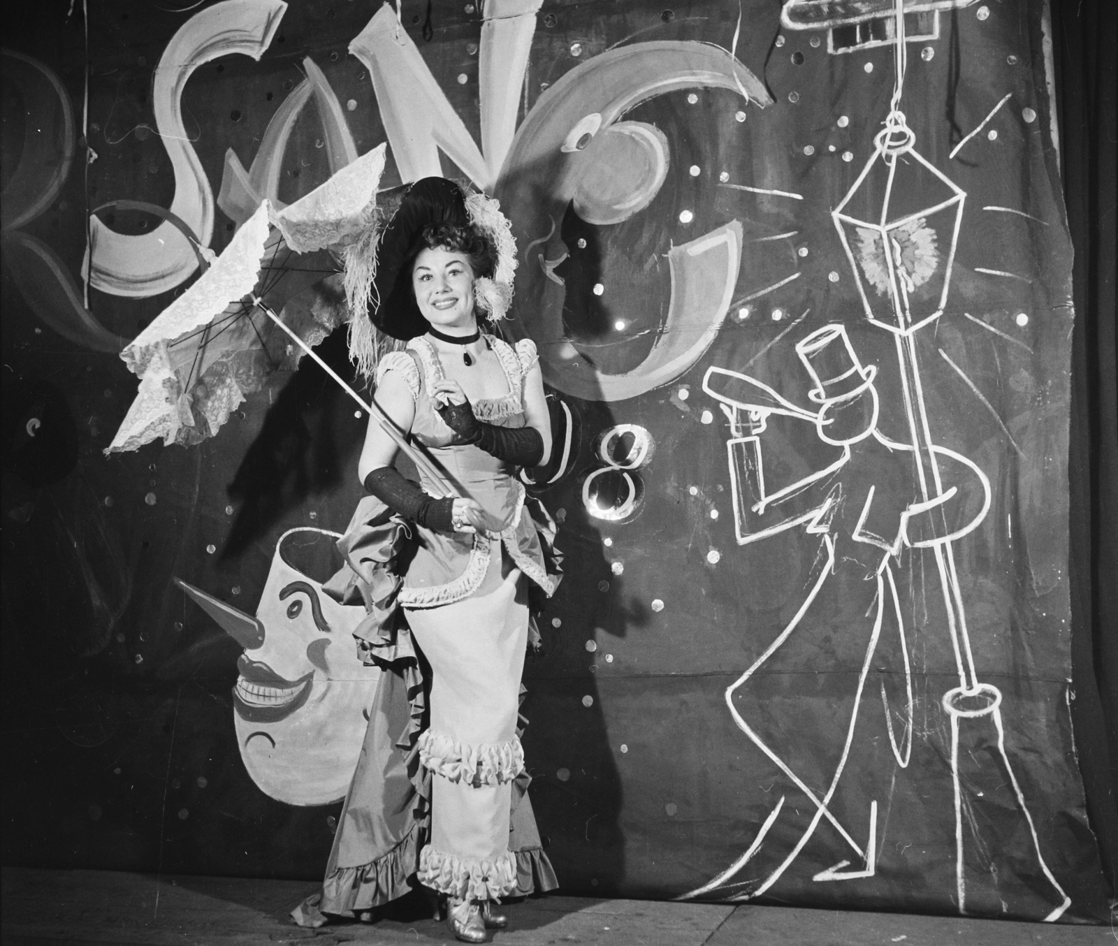 Magyarország, Budapest VI., Nagymező utca 17., Budapest Táncpalota (Moulin Rouge). A „Farsang a Budapestben“ című zenés-táncos műsor próbája. Németh Marica énekesnő., 1958, Bauer Sándor, jelmez, színpad, Budapest, Vogel Eric-díszletterv, Fortepan #112914