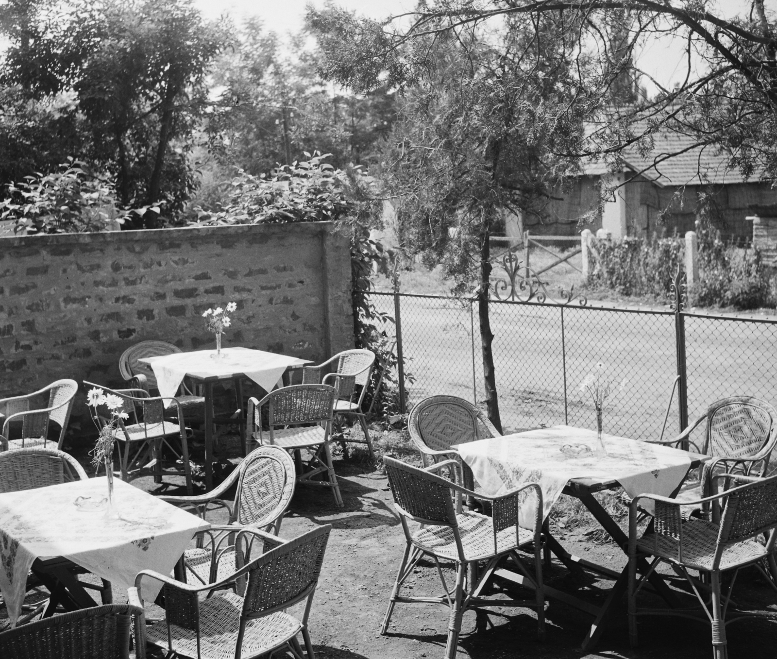 Hungary, Balatonszemes, Kisfaludy utca 12., Mókus cukrászda., 1959, Bauer Sándor, pastry shop, fence, Haidekker-brand, Fortepan #112919