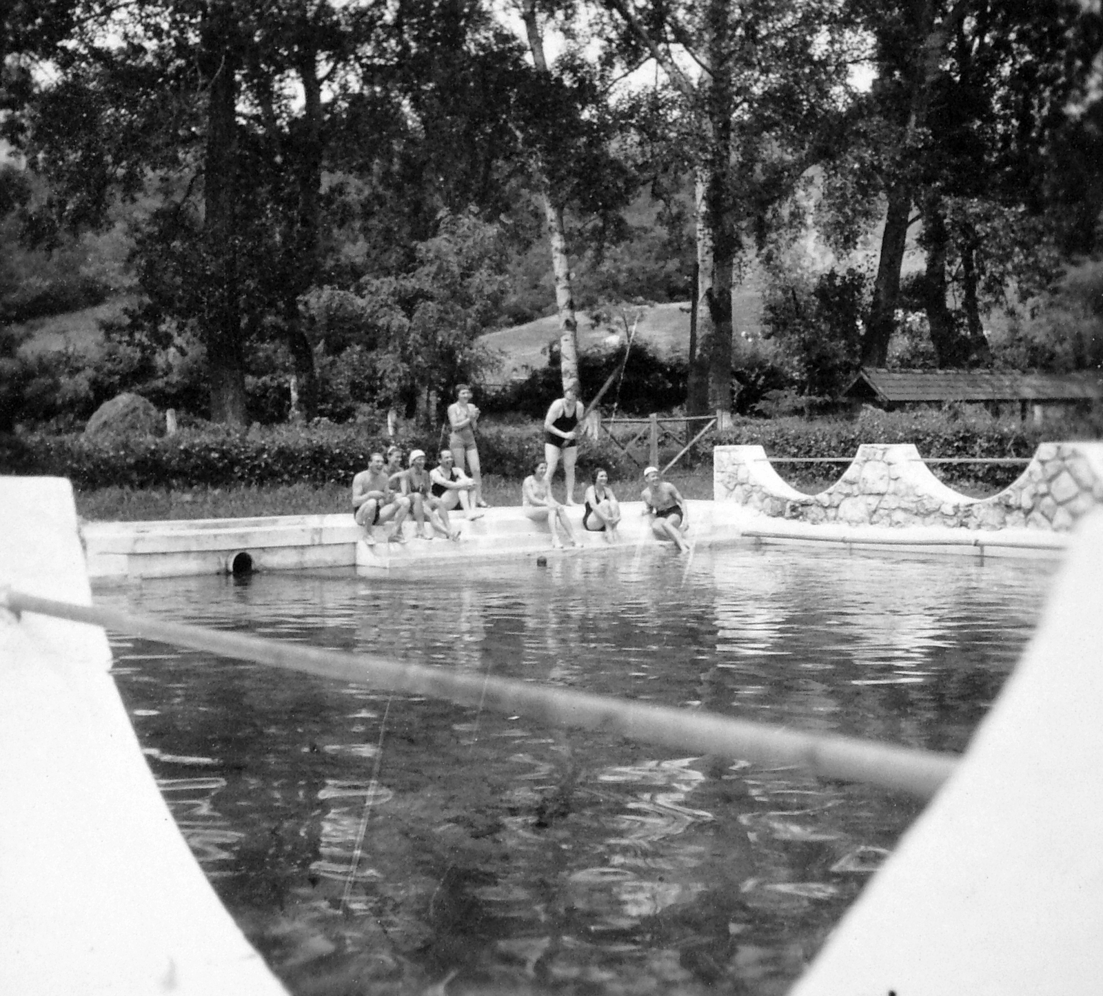 Hungary, Kács, strandfürdő., 1935, Gyöngyi, beach, sitting on stairs, Fortepan #11292