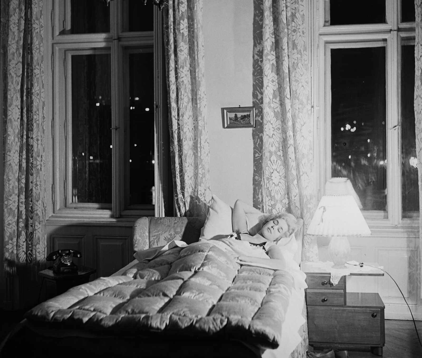 Hungary, Budapest V., Apáczai Csere János utca, a Duna szálló egyik Dunára néző szobája. Deli Mari manöken., 1957, Bauer Sándor, Budapest, reading lamp, bedsheet, badside table, telephone, Fortepan #112927
