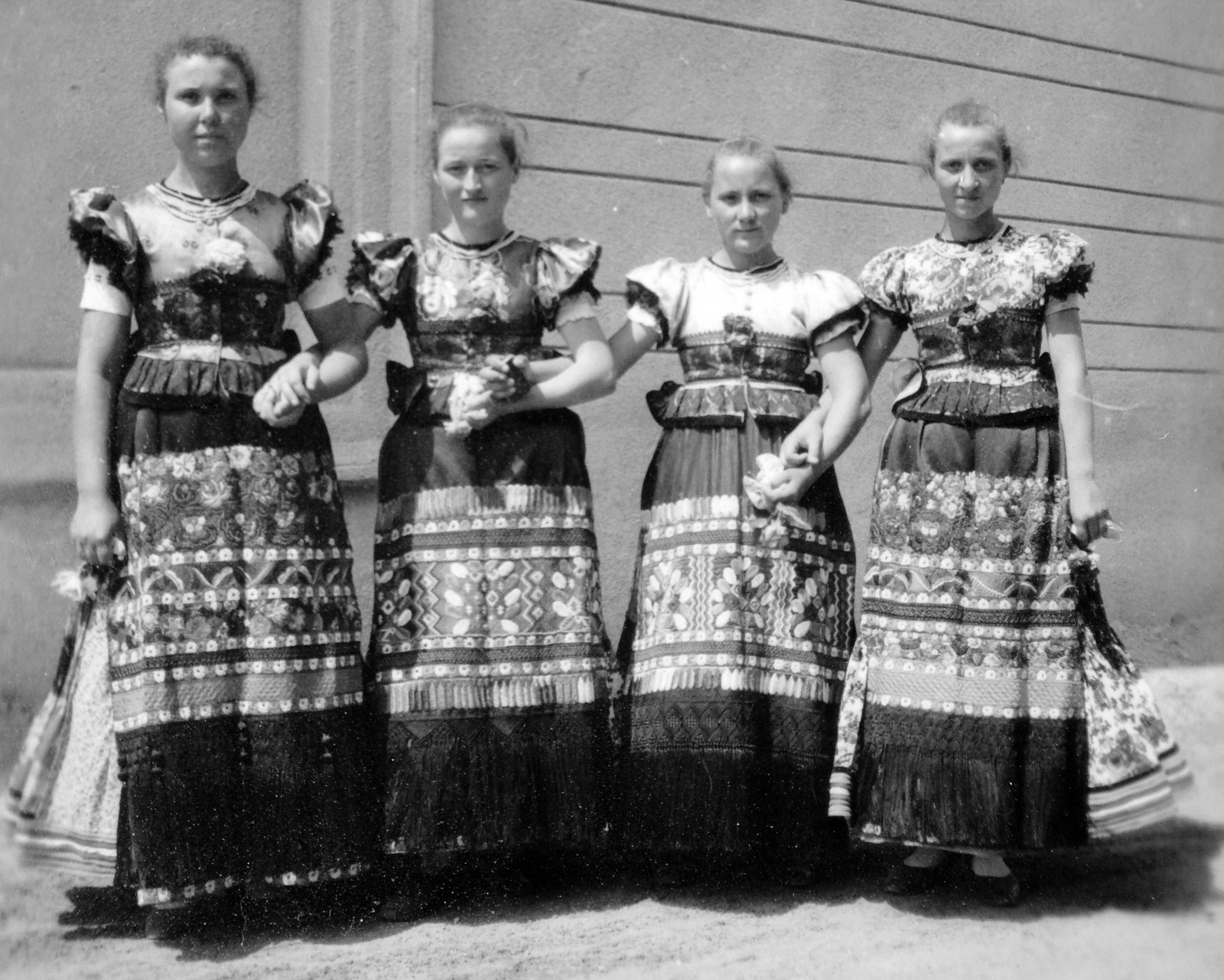 Hungary, Mezőkövesd, Lányok matyó népviseletben., 1935, Gyöngyi, women, folk costume, Matyó folk costume, Fortepan #11293