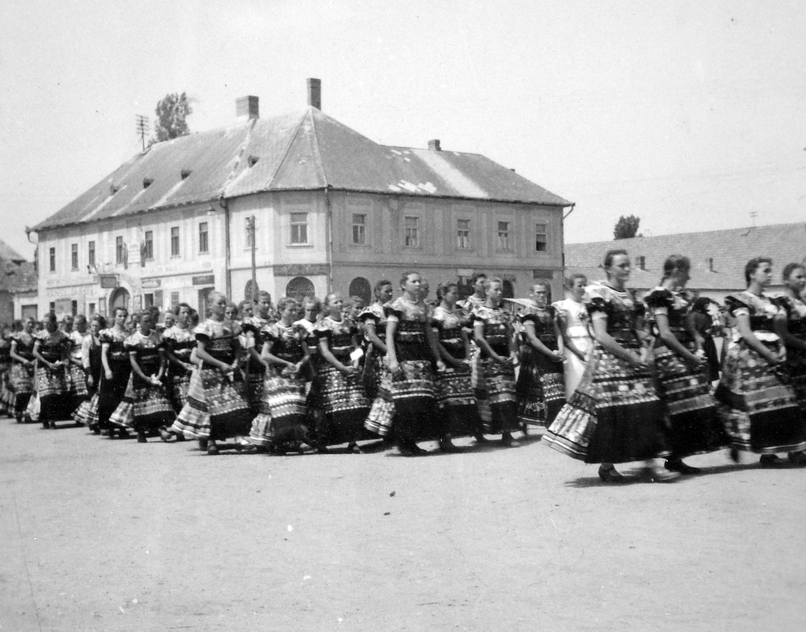 Hungary, Mezőkövesd, Mátyás király út a Szent László térnél, matyó népviseletben felvonuló fiatalok a Matyó ház előtt., 1935, Gyöngyi, women, march, folk costume, Matyó folk costume, Fortepan #11294