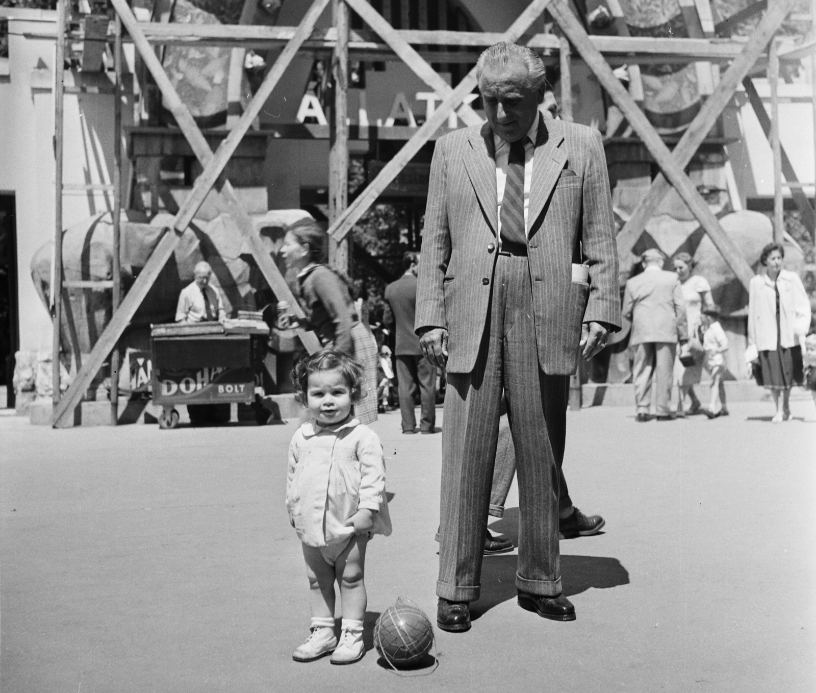 Magyarország, Városliget,Állatkert, Budapest XIV., főbejárat., 1958, Bauer Sándor, állvány, árus, állatkert, Budapest, bejárat, Fortepan #112951