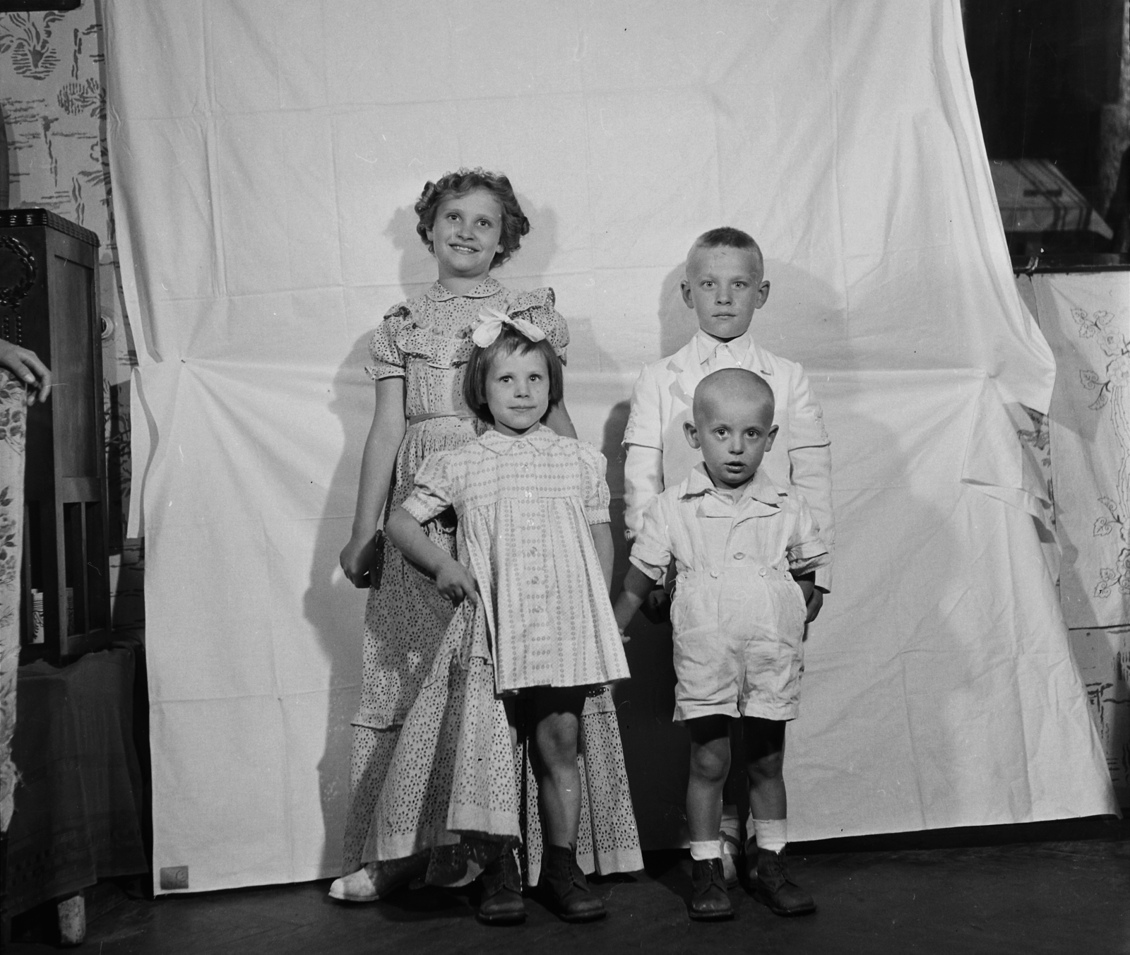 1958, Bauer Sándor, family, tableau, studio, close-cropped, height chart, Fortepan #112952