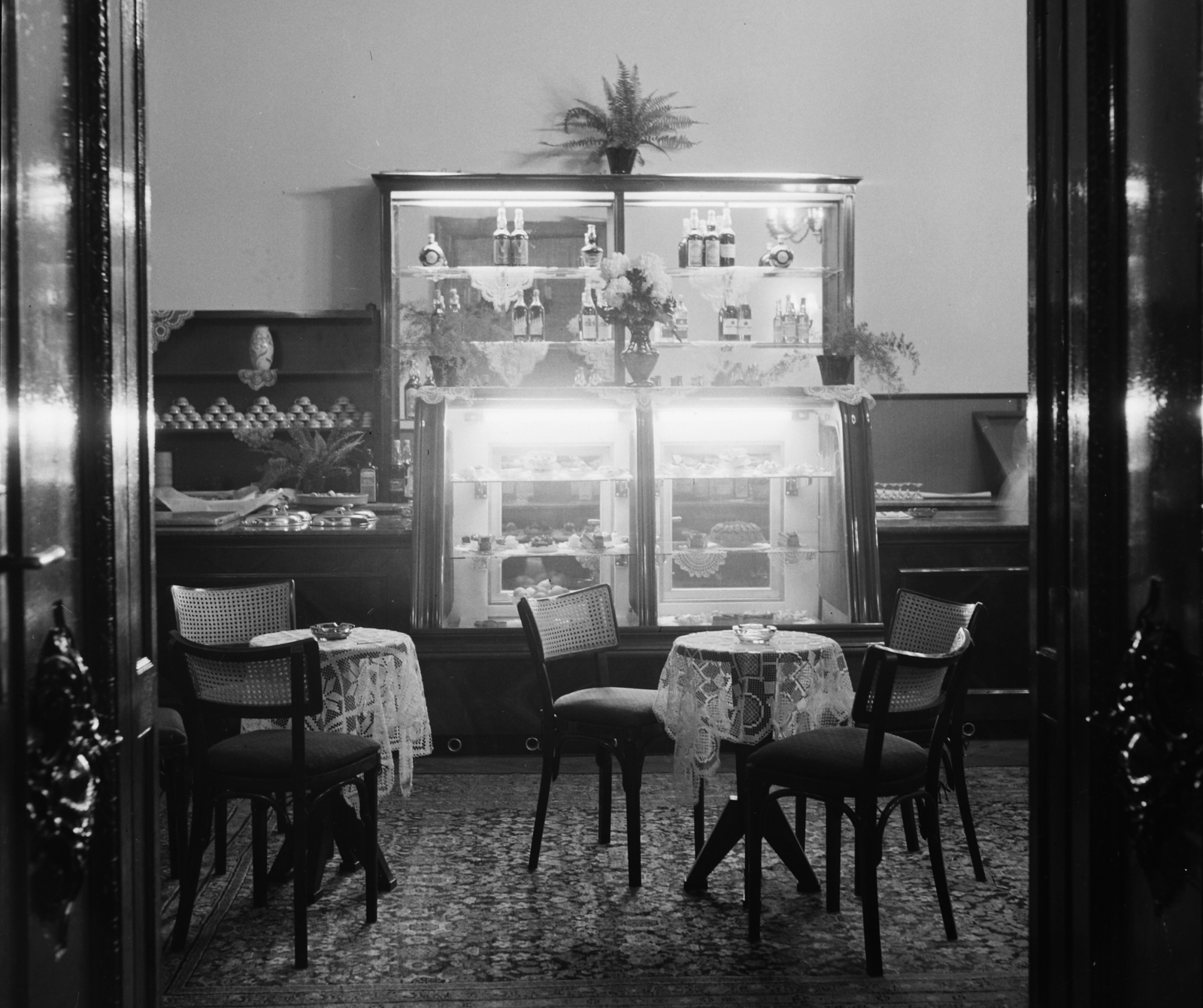 Magyarország, Budapest VI., Benczúr utca 17., Renaissance étterem az egykori Lánczy-palotában (később kínai követségi rezidencia)., 1957, Bauer Sándor, hűtőpult, Budapest, Fortepan #112956