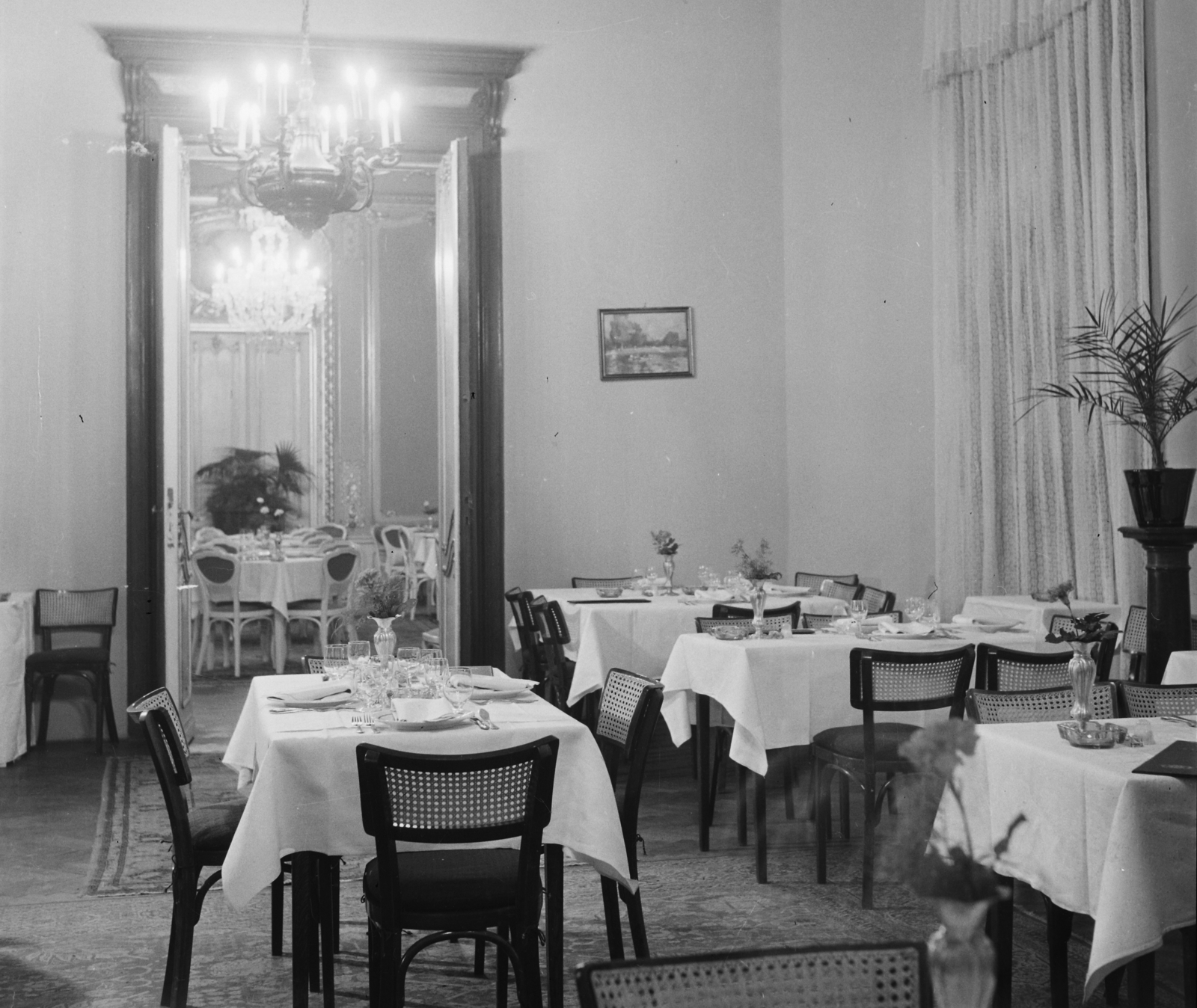 Magyarország, Budapest VI., Benczúr utca 17., Renaissance étterem az egykori Lánczy-palotában (később kínai követségi rezidencia)., 1957, Bauer Sándor, étterem, csillár, Budapest, Fortepan #112957