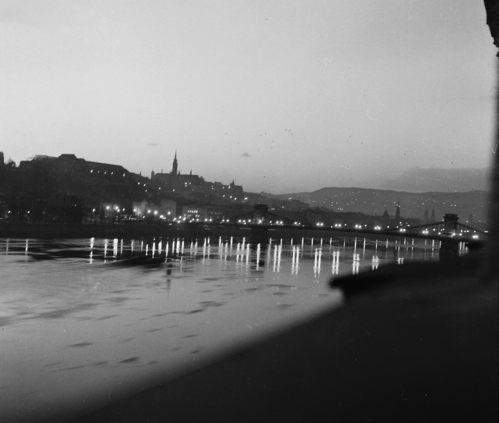 Magyarország, Budapest I., a Mátyás-templom és a Széchenyi Lánchíd a pesti alsó rakpartról nézve., 1960, Bauer Sándor, Budapest, este, Fortepan #112967