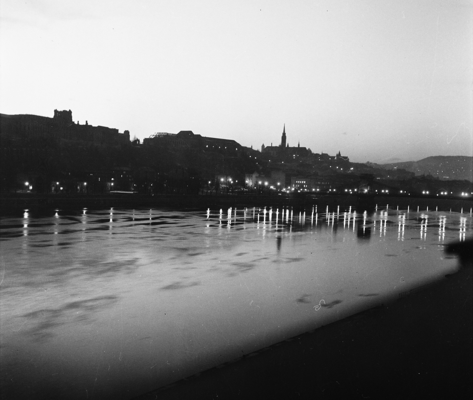 Hungary, Budapest I., a budai Vár és a Mátyás-templom a pesti alsó rakpartról nézve., 1960, Bauer Sándor, Budapest, night, Fortepan #112968
