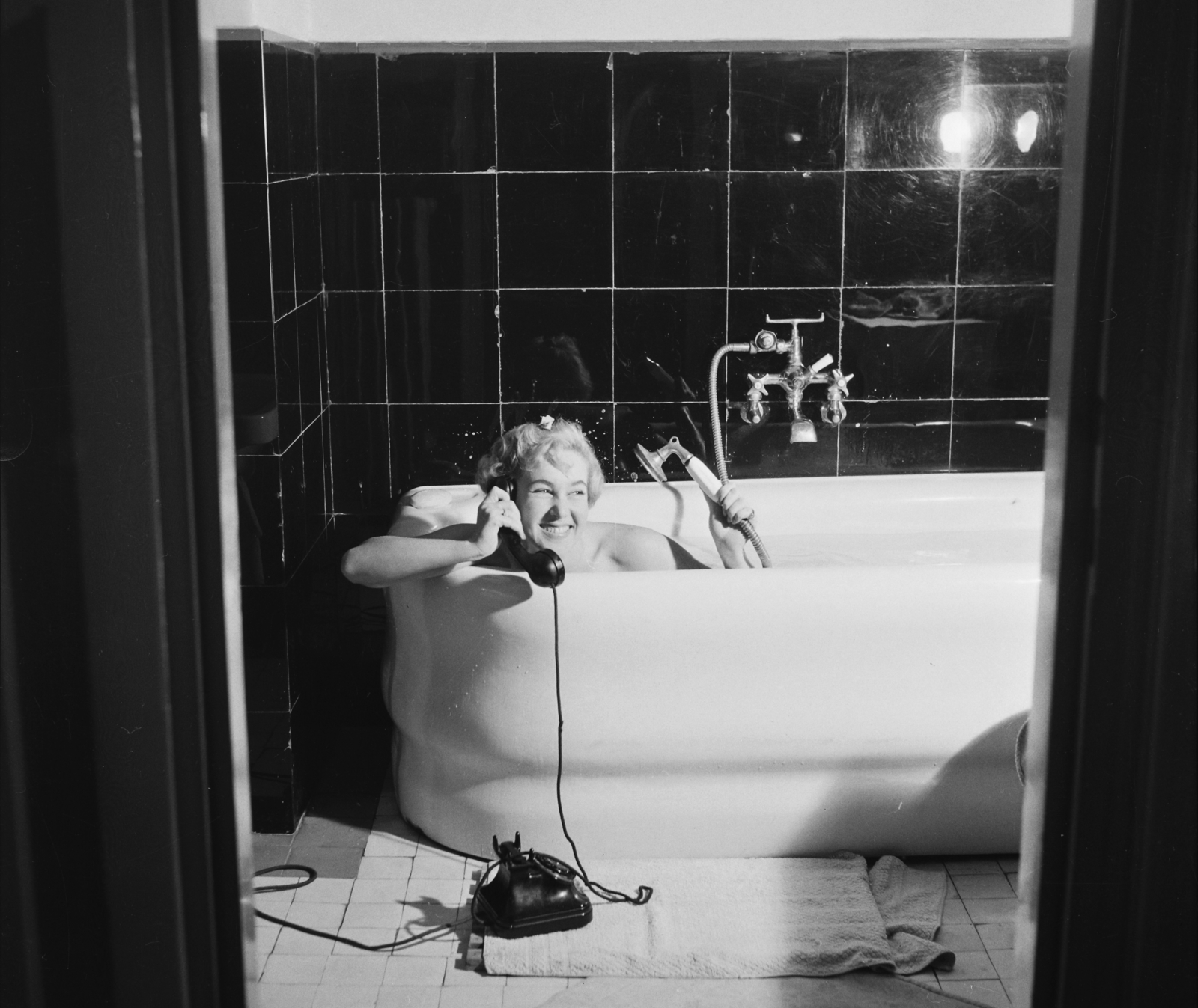 Hungary, Margit Islands, Budapest, Margitszigeti Nagyszálló, Deli Mari manöken., 1958, Bauer Sándor, telephone, hold in arms, fair-haired, Fortepan #112969