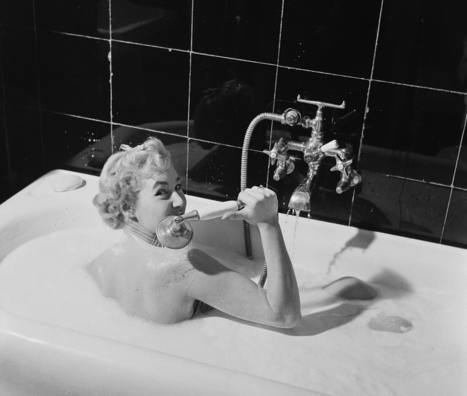 Hungary, Margit Islands, Budapest, Margitszigeti Nagyszálló, Deli Mari manöken., 1958, Bauer Sándor, bath, shower, fair-haired, Fortepan #112972