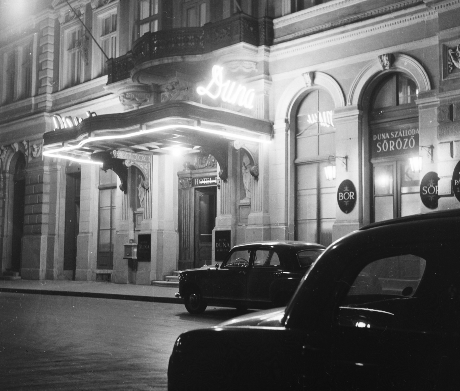 Hungary, Budapest V., Apáczai Csere János utca 4., Duna Szálló., 1958, Bauer Sándor, ad, sign-board, hotel, Mercedes-brand, night, Mercedes W120, neon sign, Budapest, main entrance, Fortepan #112999